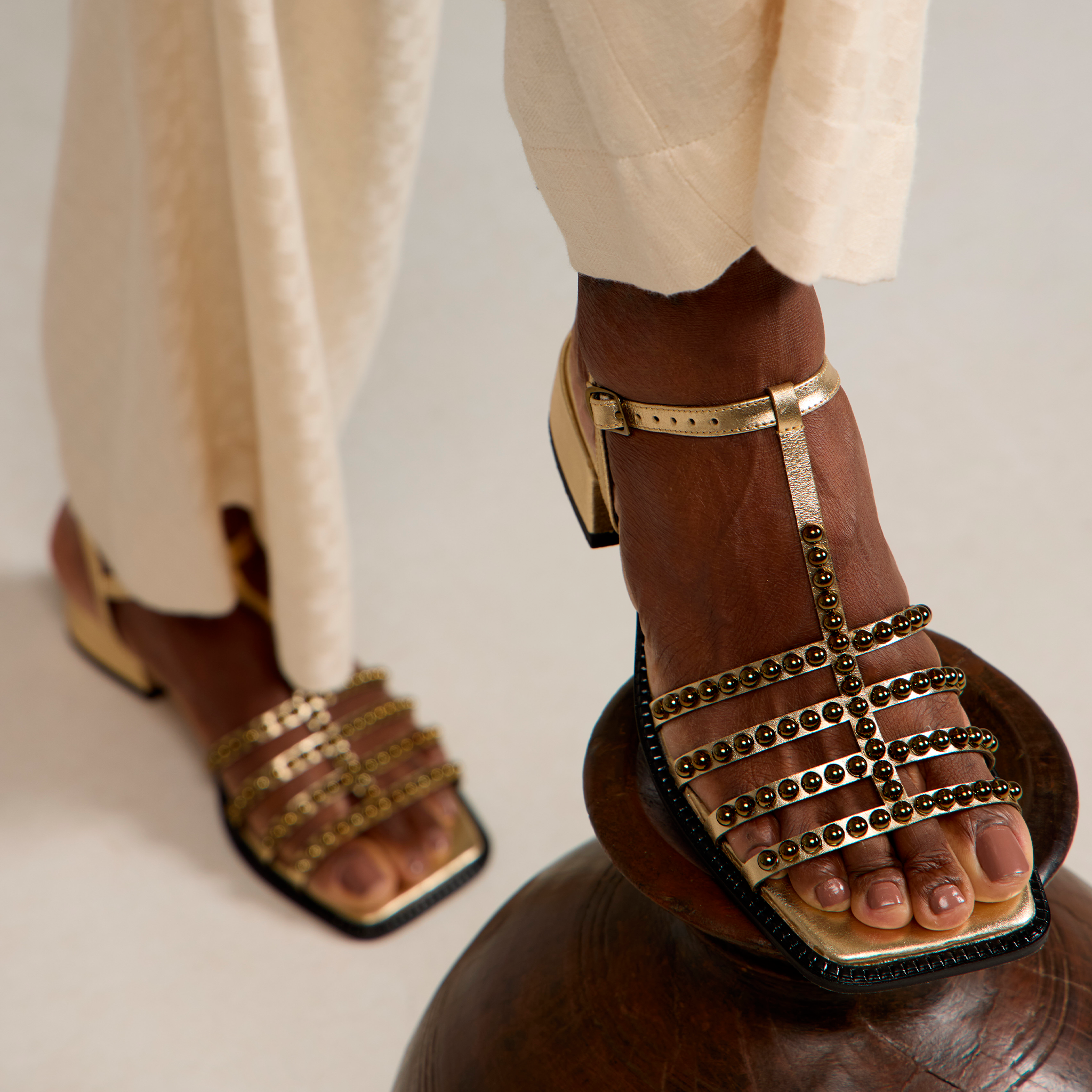 Sandália com Salto Multitiras com Aplicações em Couro Ouro Light