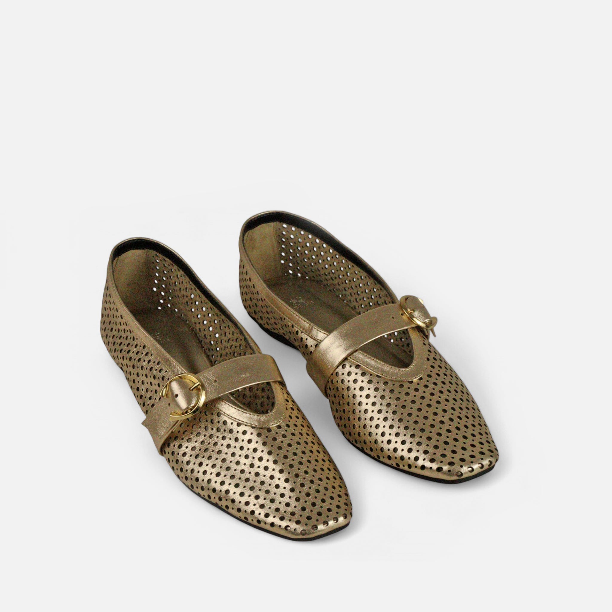 Sapatilha Furadinha com Fivela em Couro Ouro Light