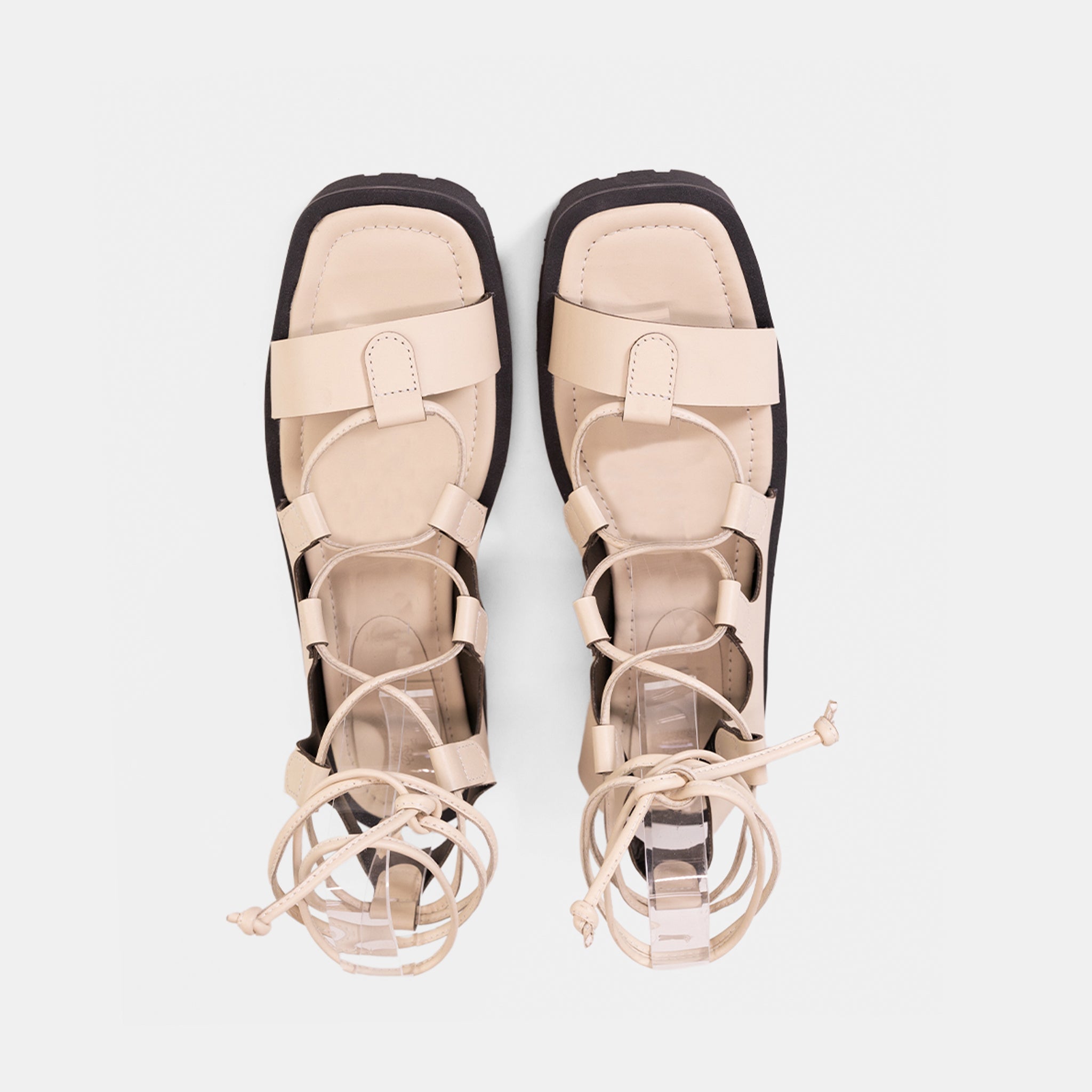 Sandália de Amarração com Solado Tratorado em Couro Off White