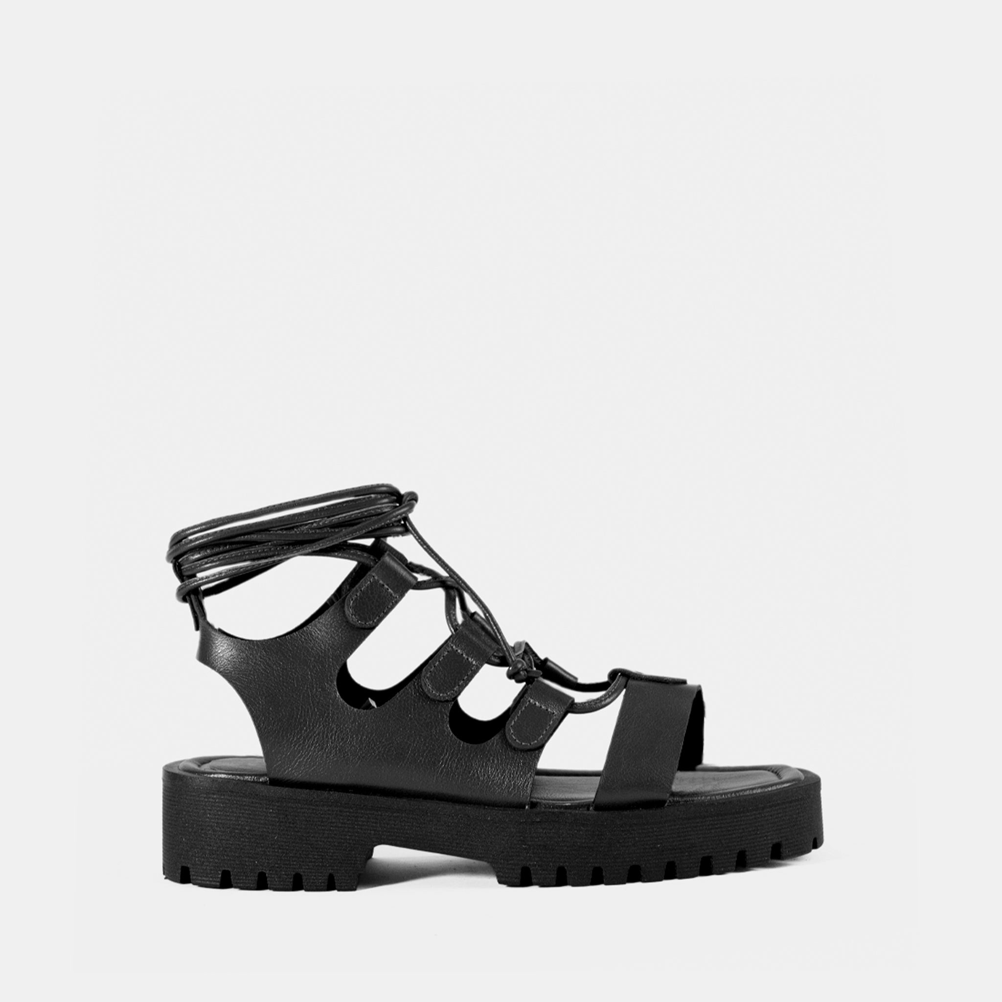 Sandália de Amarração com Solado Tratorado em Couro Preto