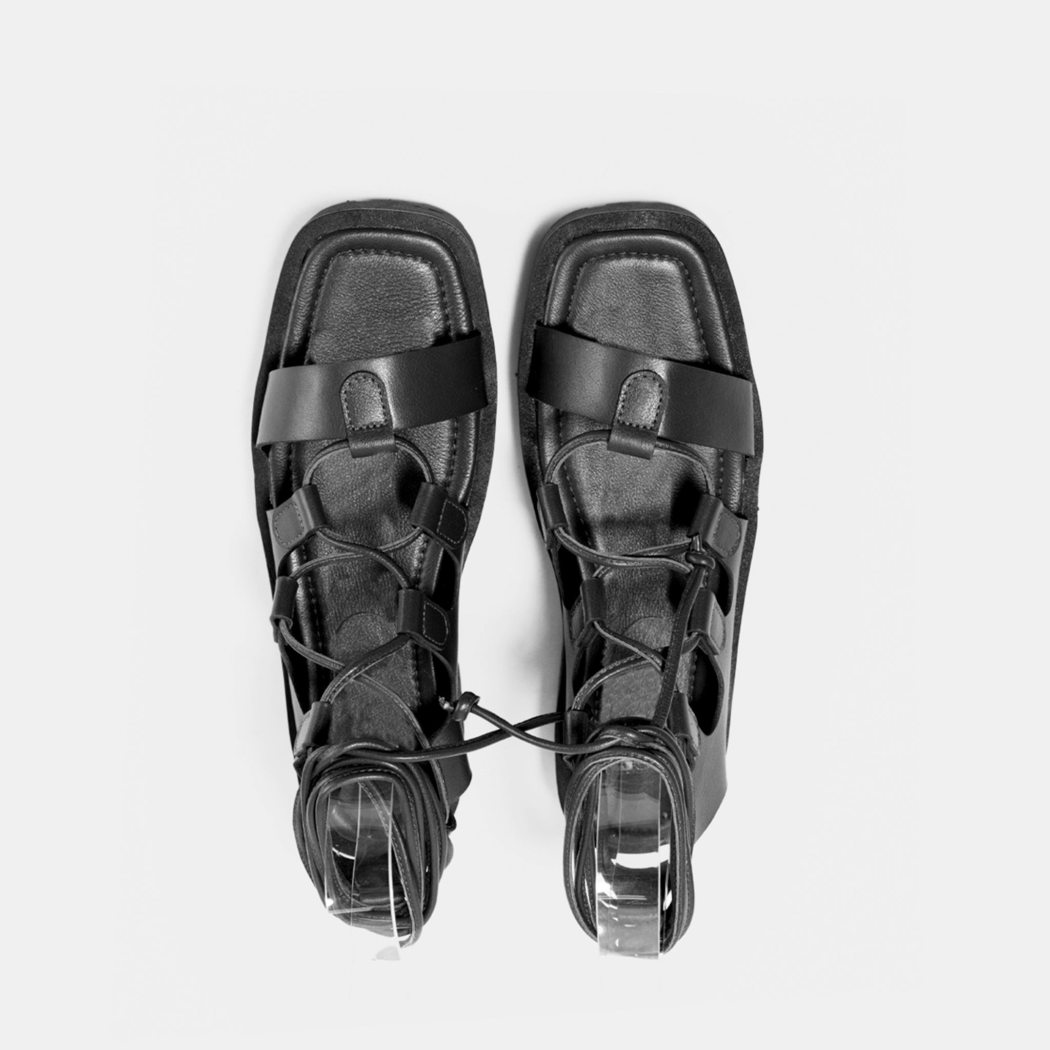 Sandália de Amarração com Solado Tratorado em Couro Preto