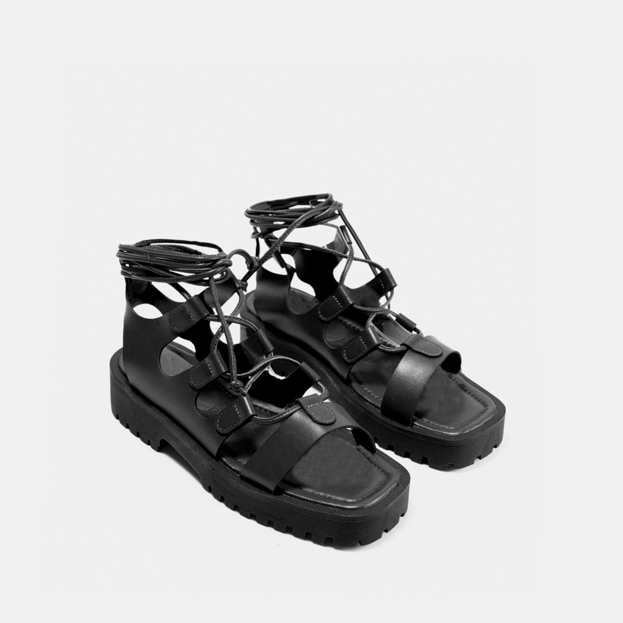 Sandália de Amarração com Solado Tratorado em Couro Preto