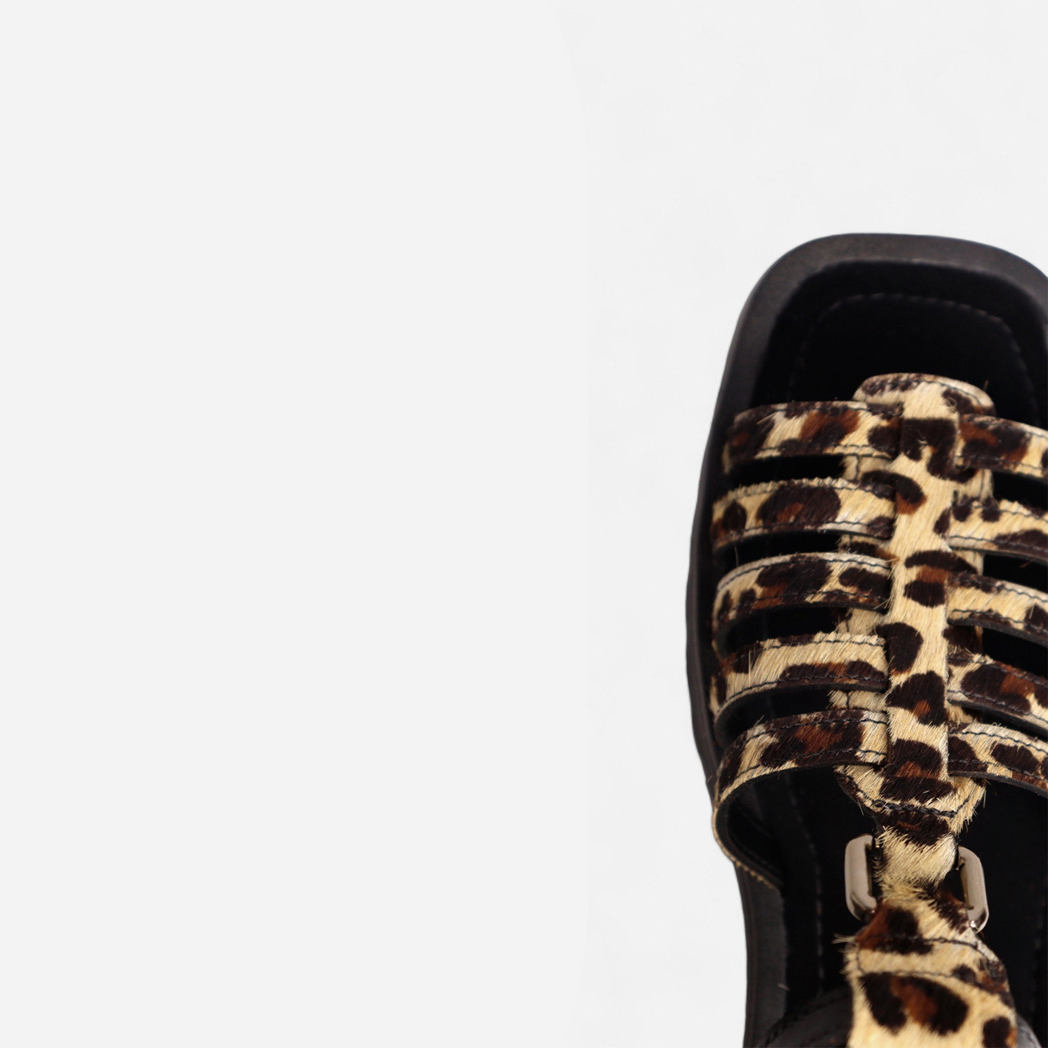 Sandália Fisherman Tratorada em Couro Animal Print