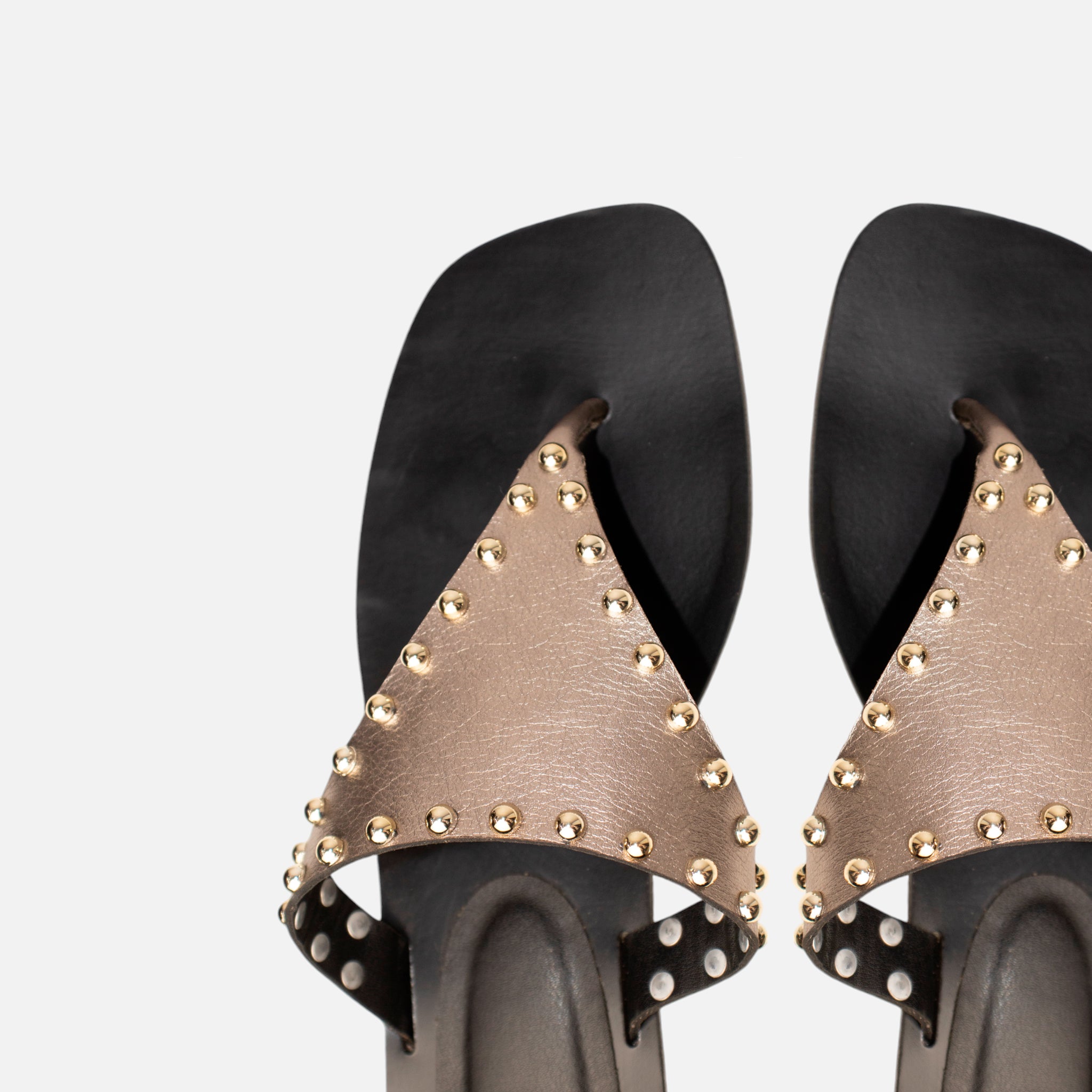 Rasteira Triangular com Enfeites em couro Ônix