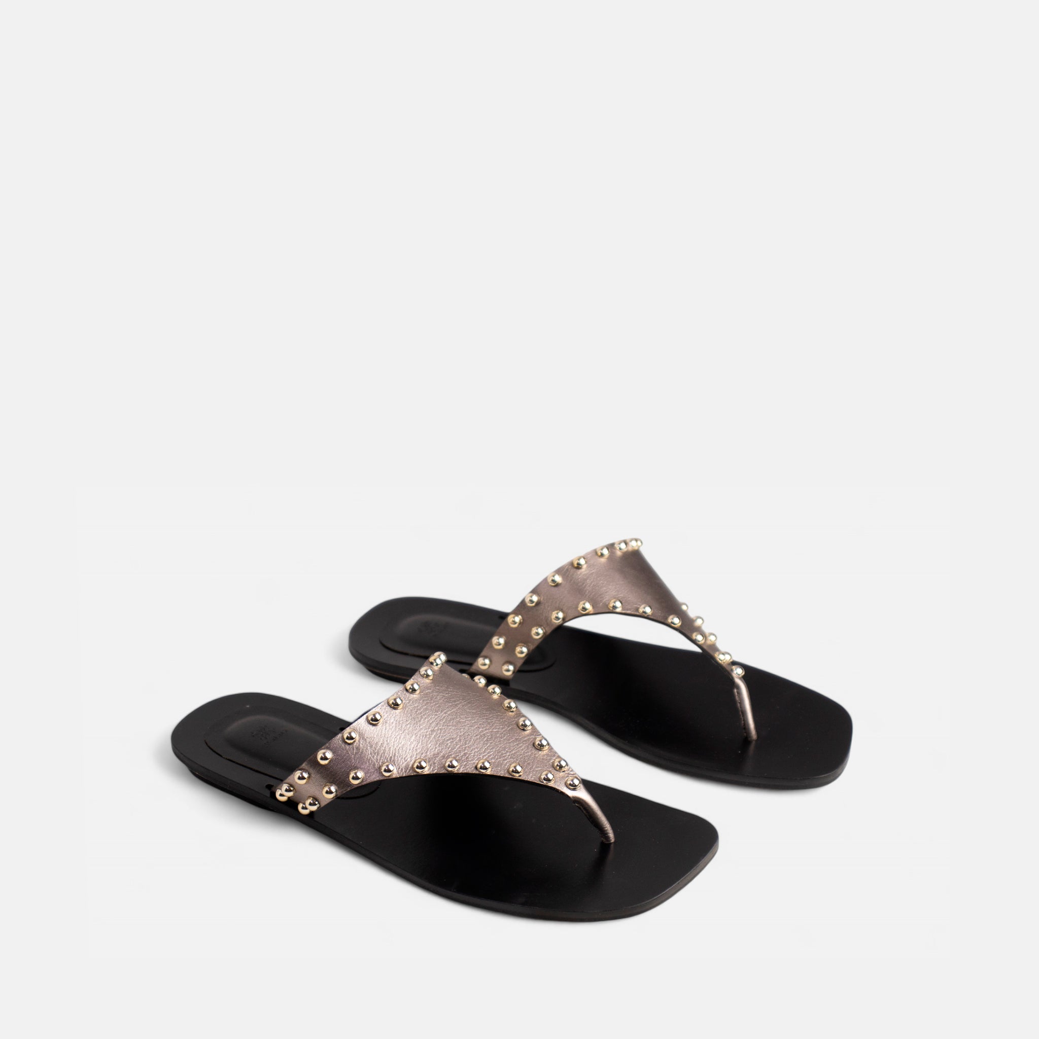 Rasteira Triangular com Enfeites em couro Ônix