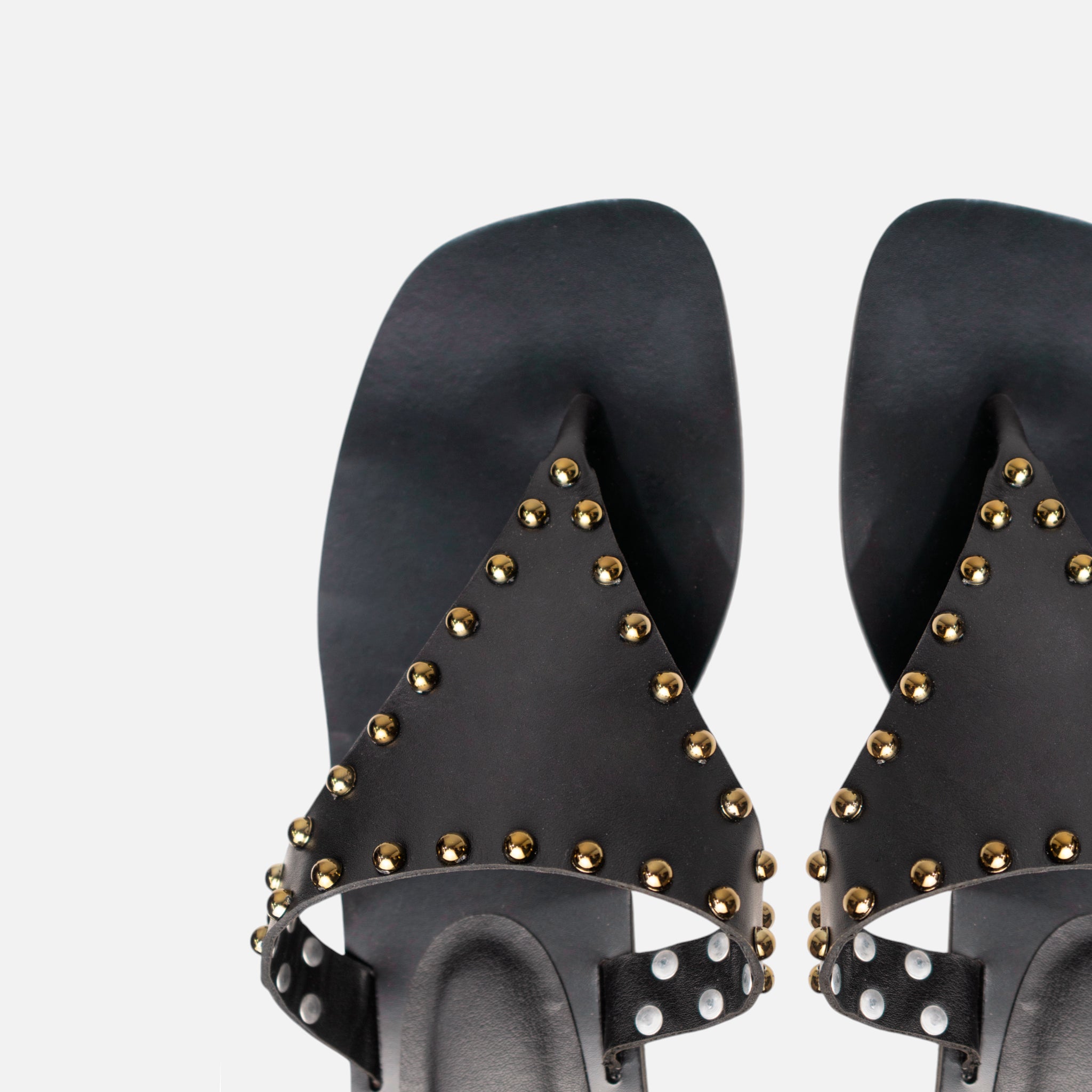 Rasteira Triangular com Enfeites em couro Preto