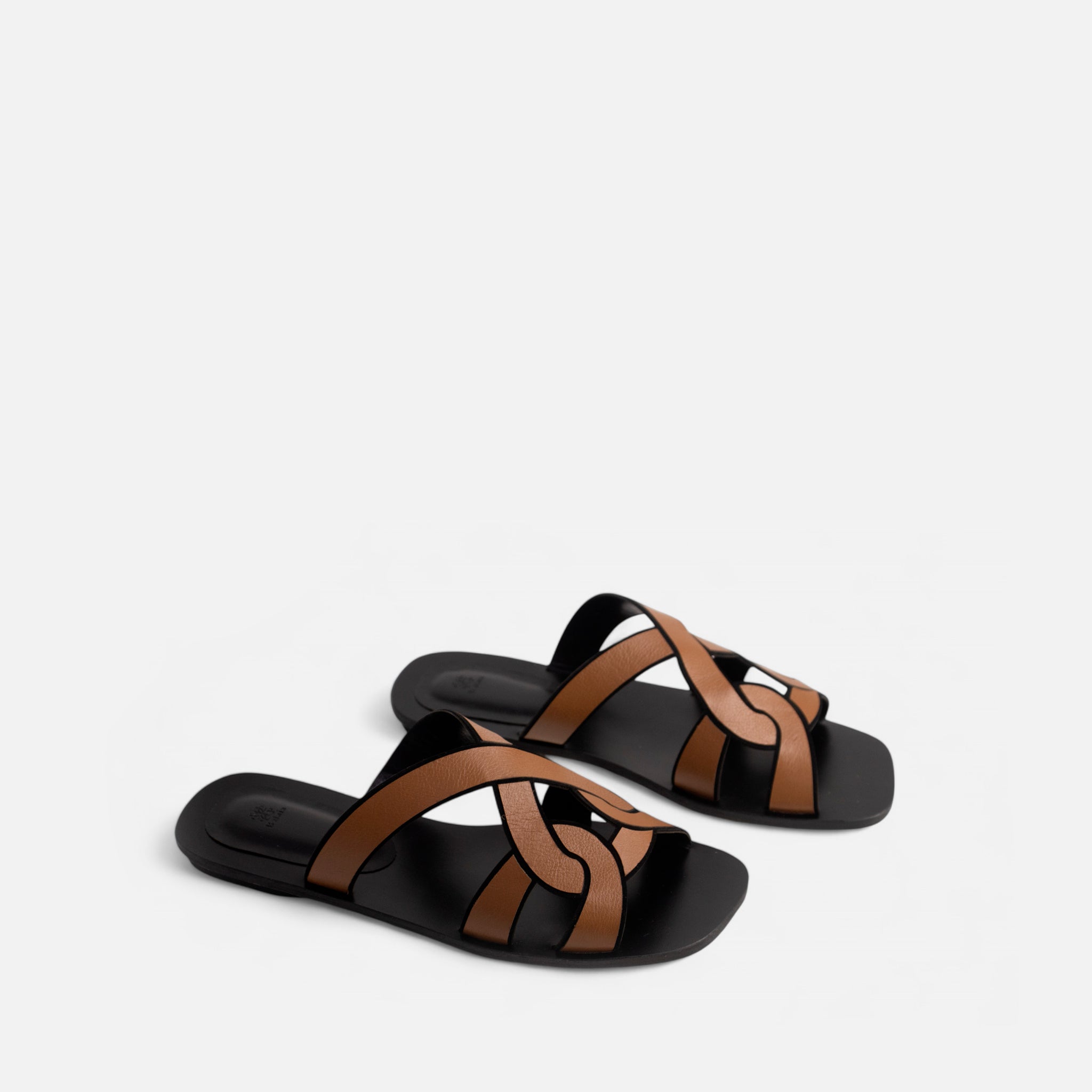 Rasteira Entrelaçada em Couro Carmel