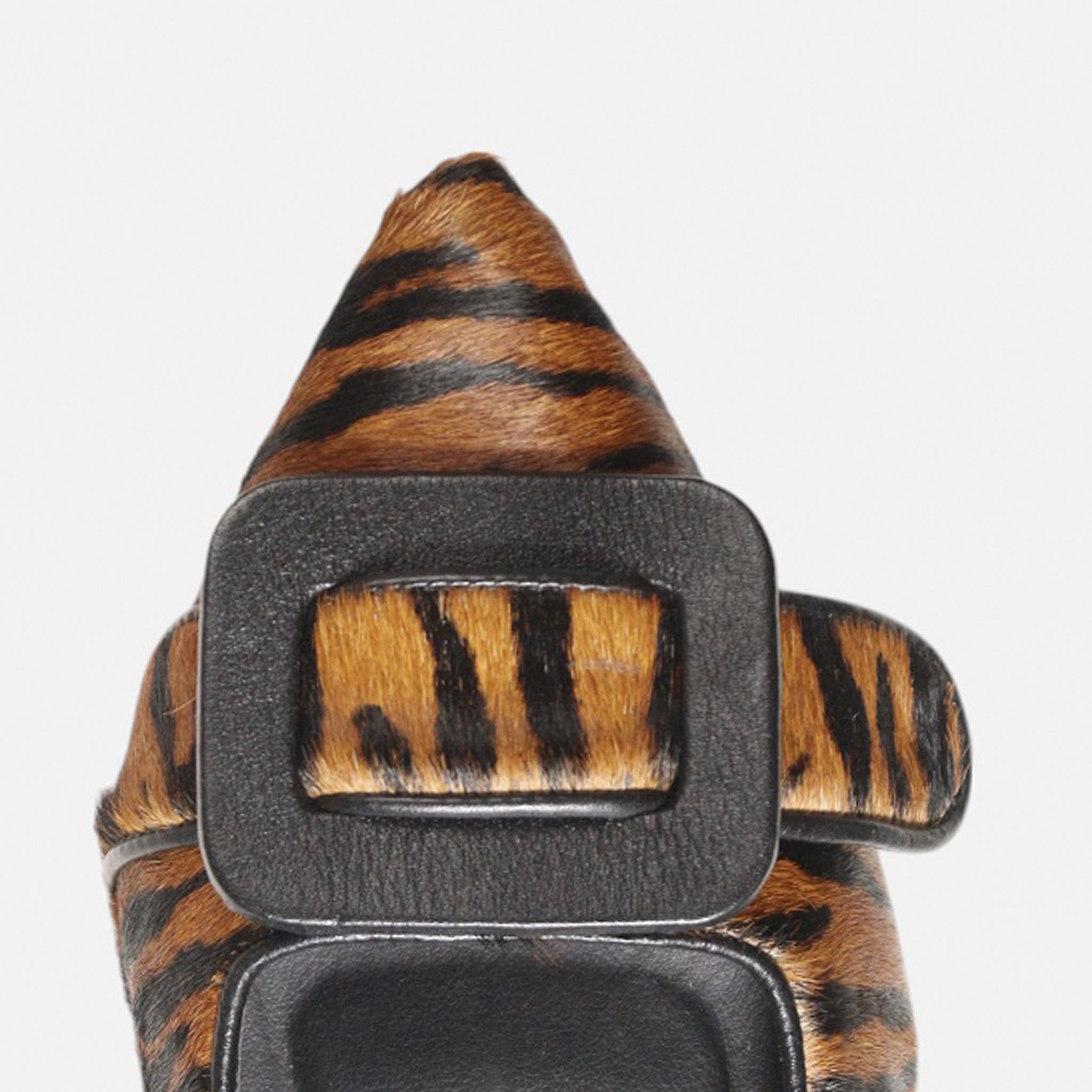 Sapatilha Bico Fino com Detalhe Preto e Fivela em Couro Animal Listrado Caramelo