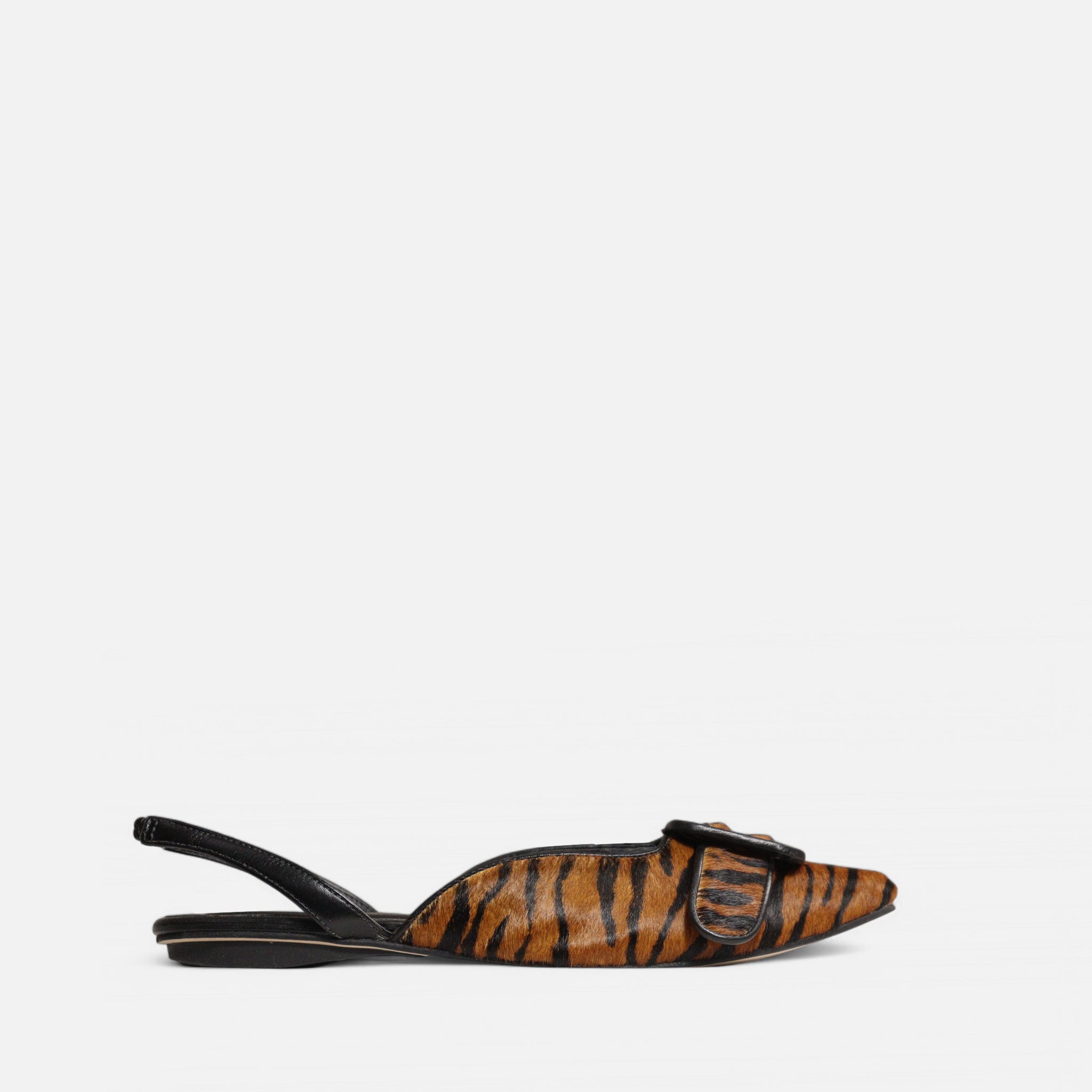 Sapatilha Bico Fino com Detalhe Preto e Fivela em Couro Animal Listrado Caramelo