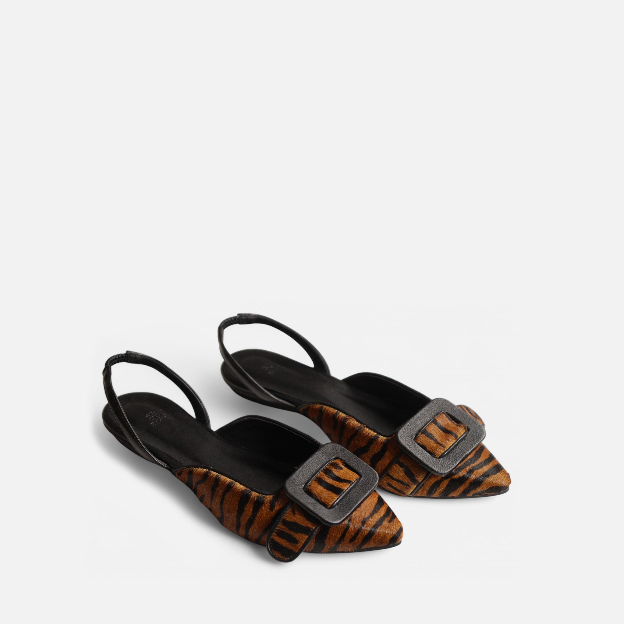 Sapatilha Bico Fino com Detalhe Preto e Fivela em Couro Animal Listrado Caramelo