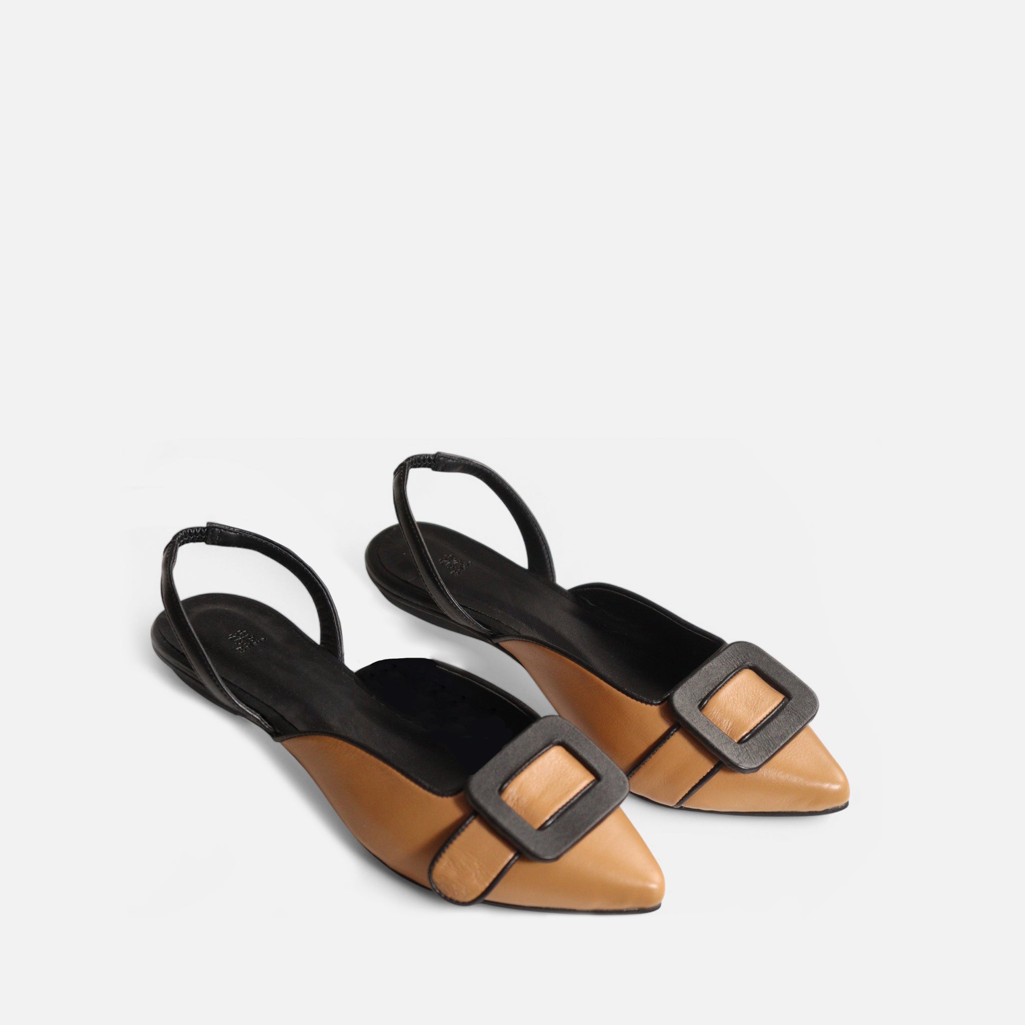 Sapatilha Bico Fino com Detalhe Preto e Fivela em Couro Pecan