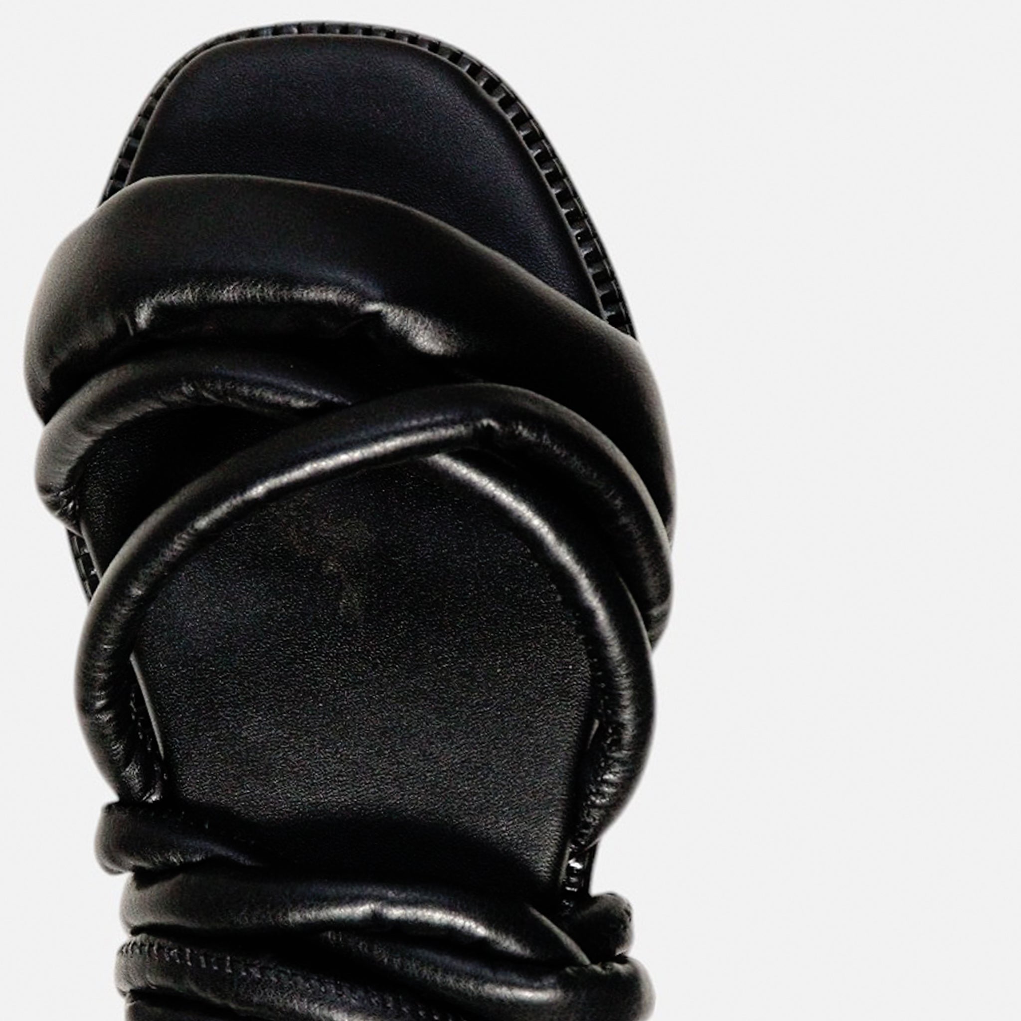 Rasteira Tiras e Amarração Pillow Preto