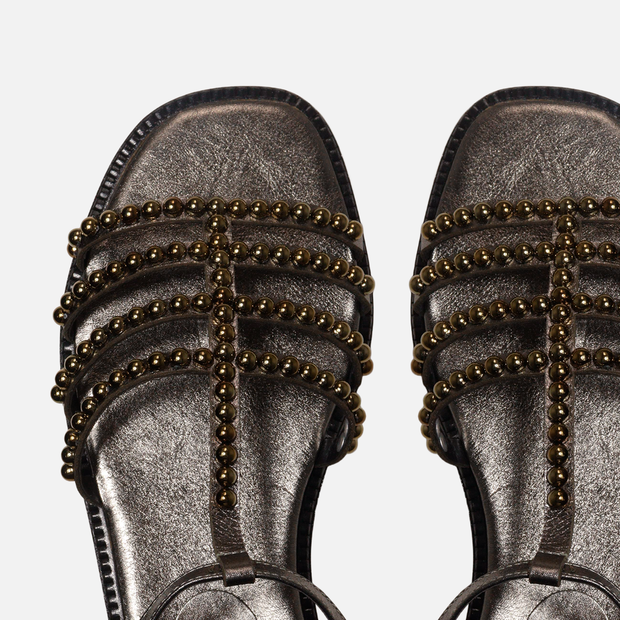 Rasteira Arredondada Multitiras com Aplicações em Couro Carbono