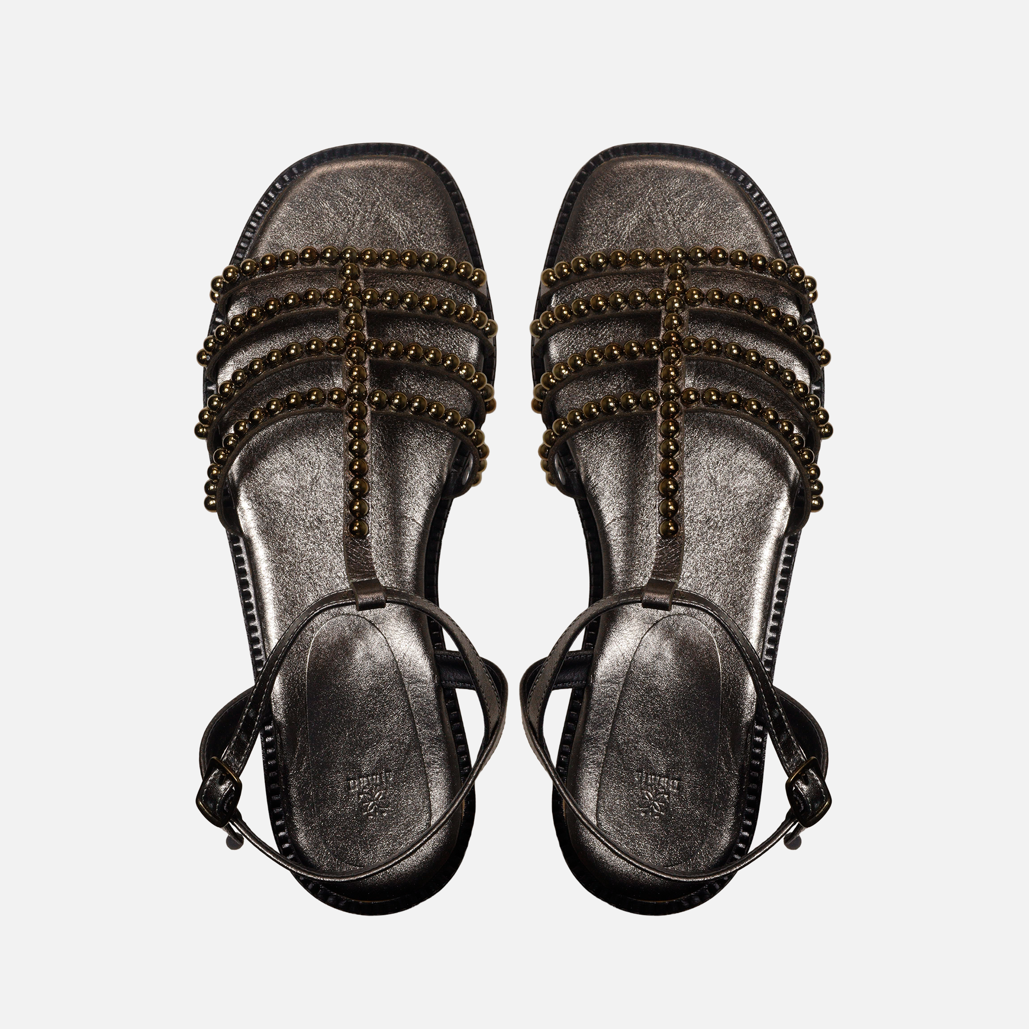 Rasteira Arredondada Multitiras com Aplicações em Couro Carbono