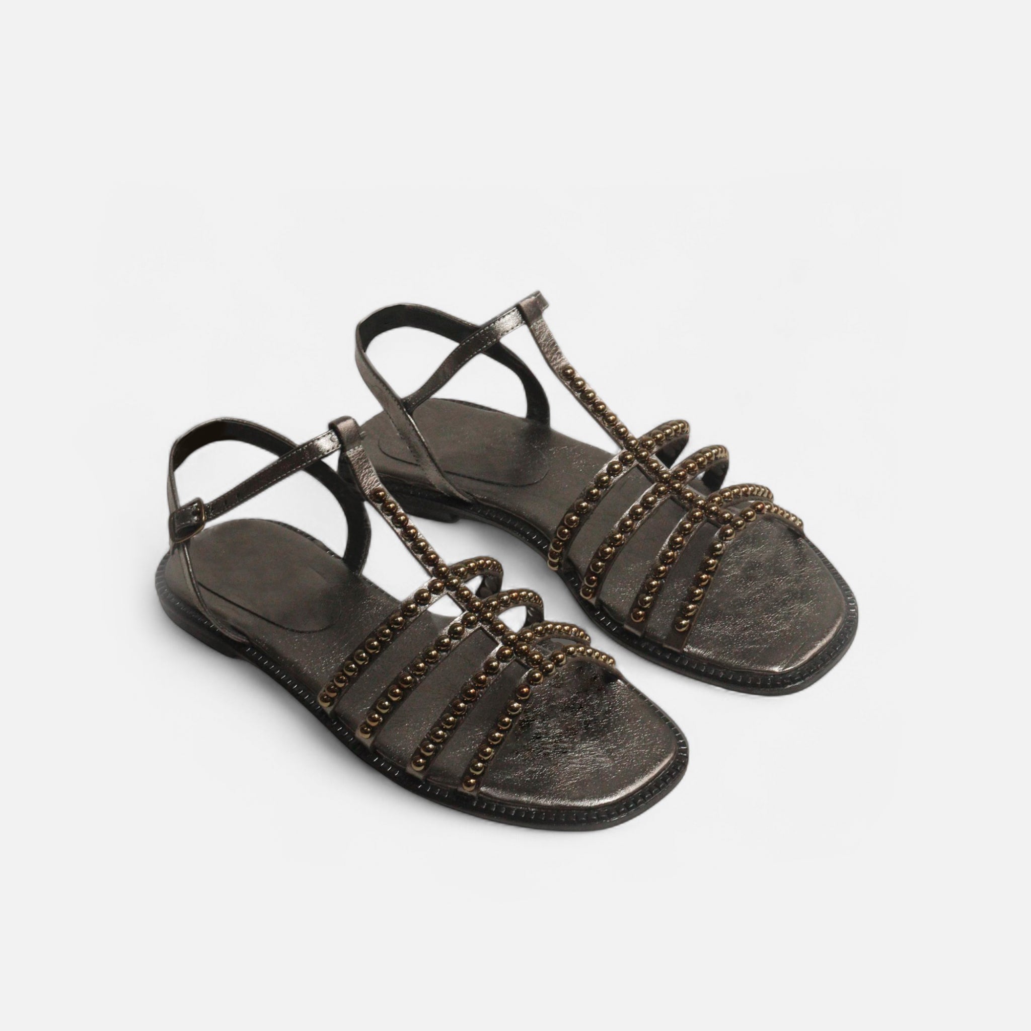 Rasteira Arredondada Multitiras com Aplicações em Couro Carbono