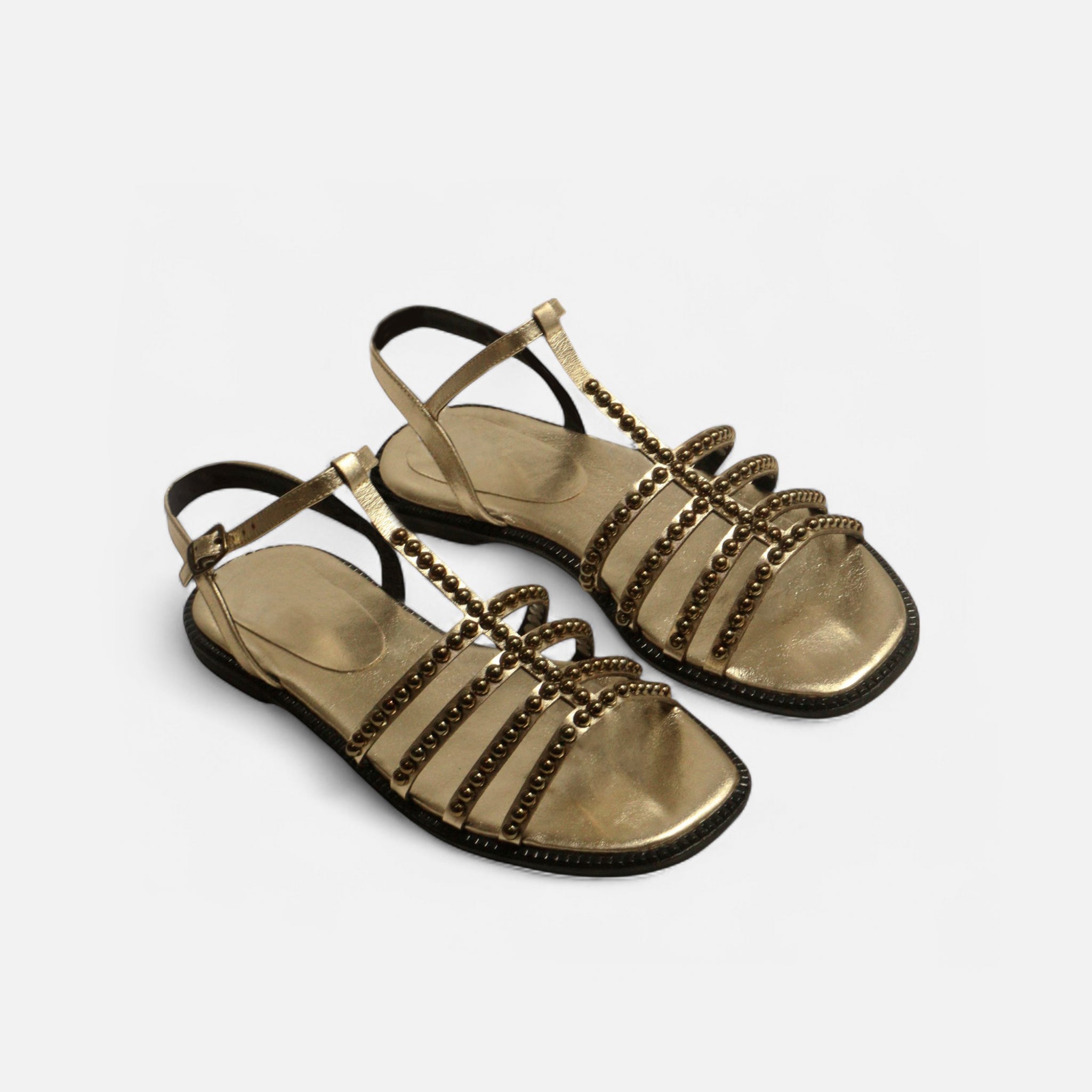 Rasteira Arredondada Multitiras com Aplicações em Couro Ouro Light