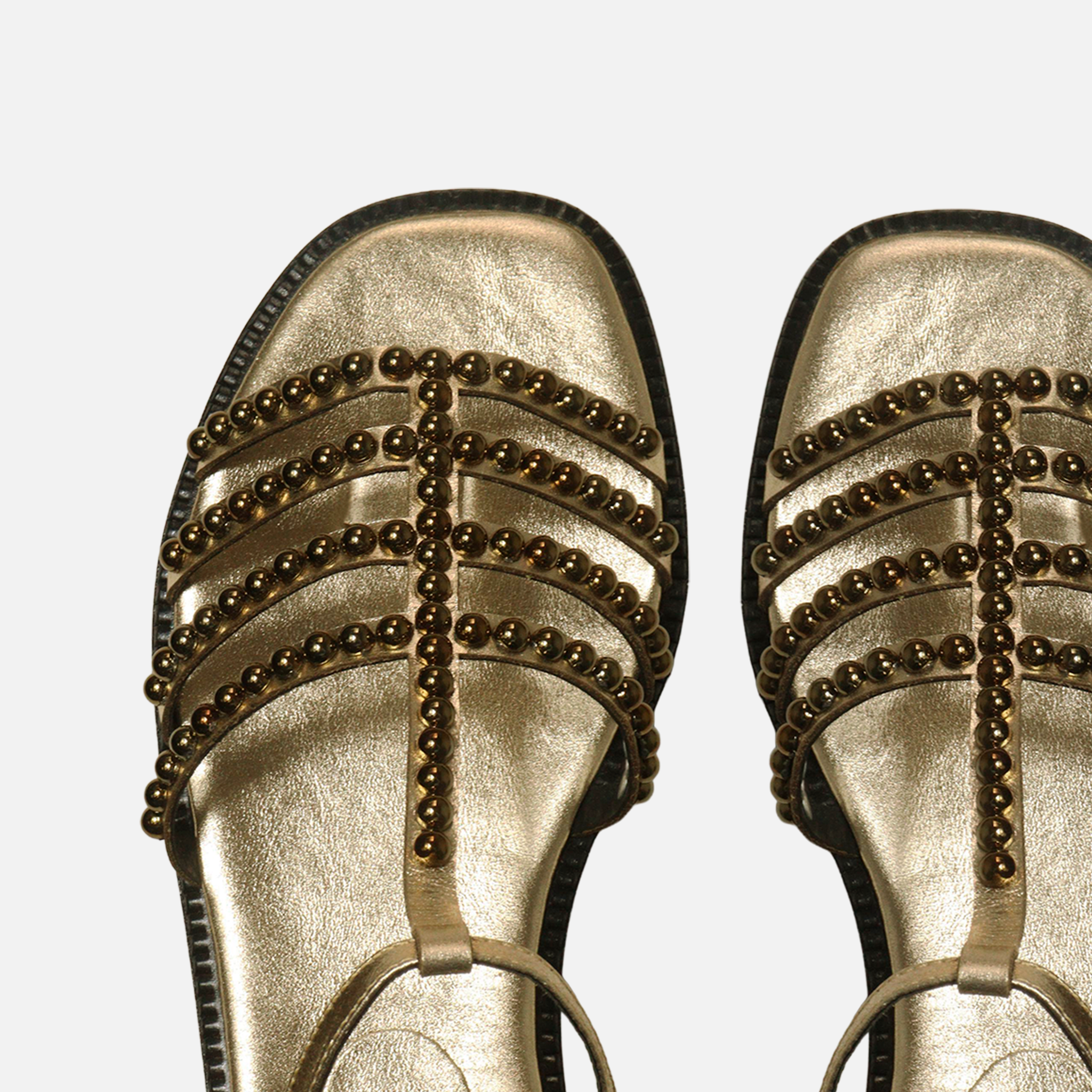 Rasteira Arredondada Multitiras com Aplicações em Couro Ouro Light