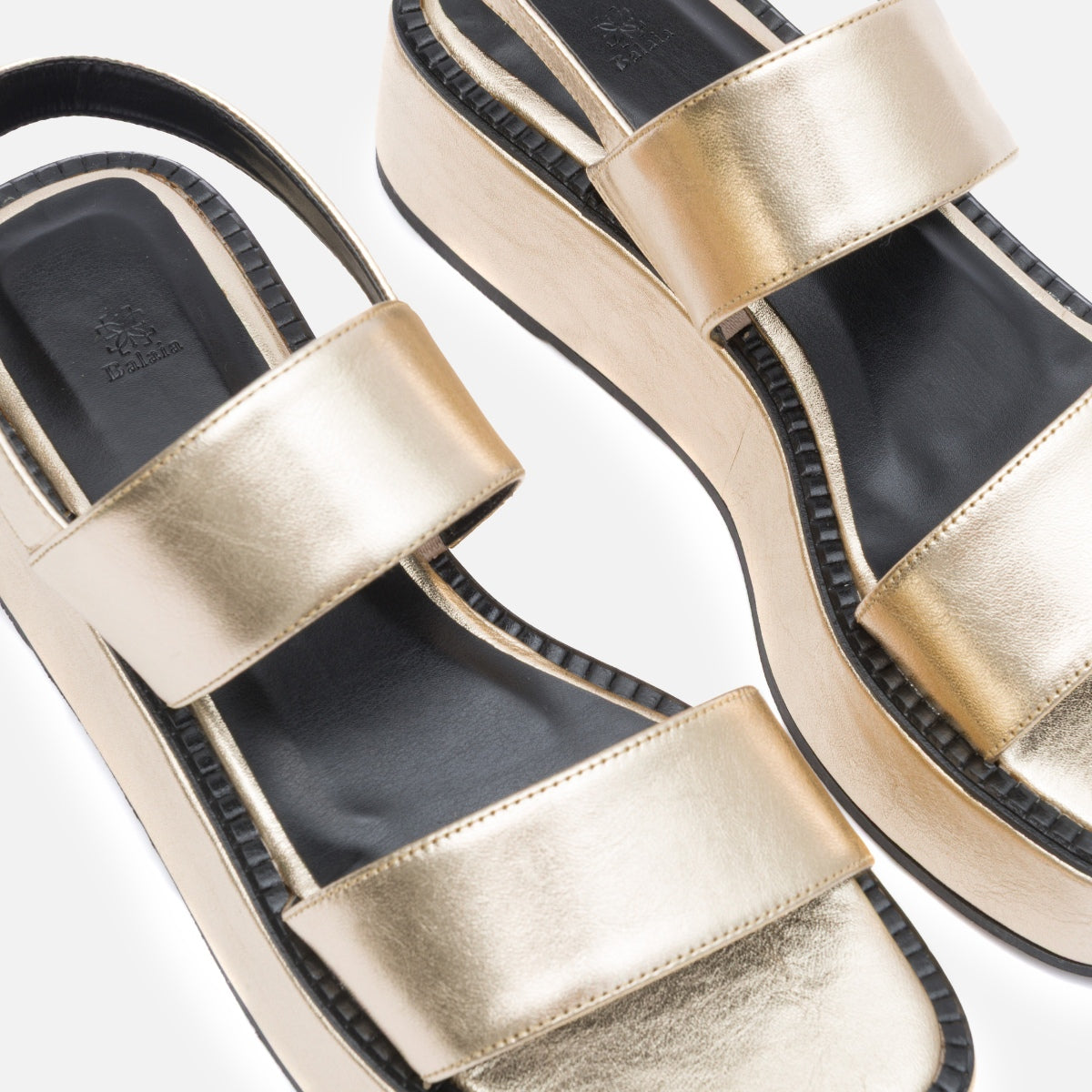 Sandália flatform em couro ouro