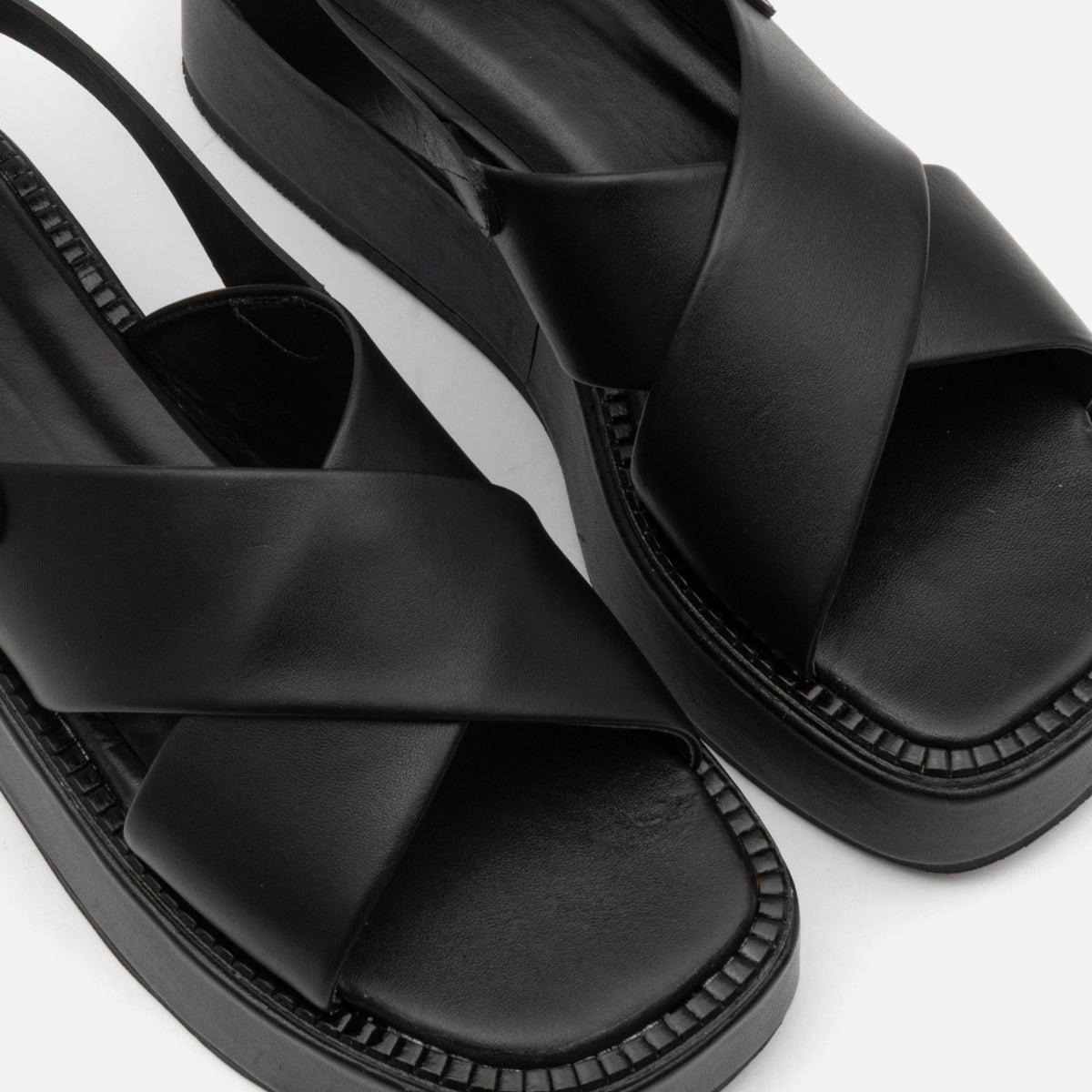 Flatform Tiras Cruzadas em Couro Preto