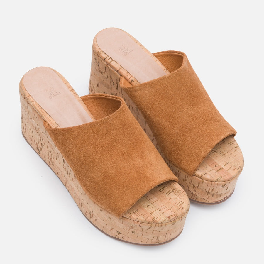 Tamanco plataforma em camurça