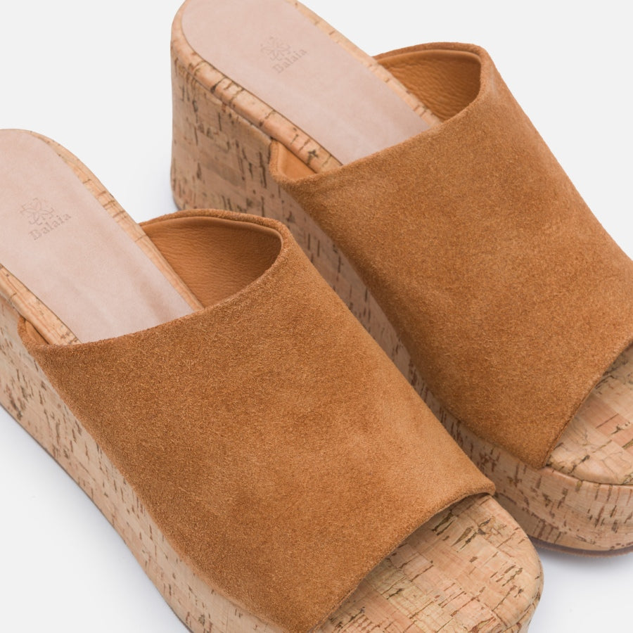 Tamanco plataforma em camurça