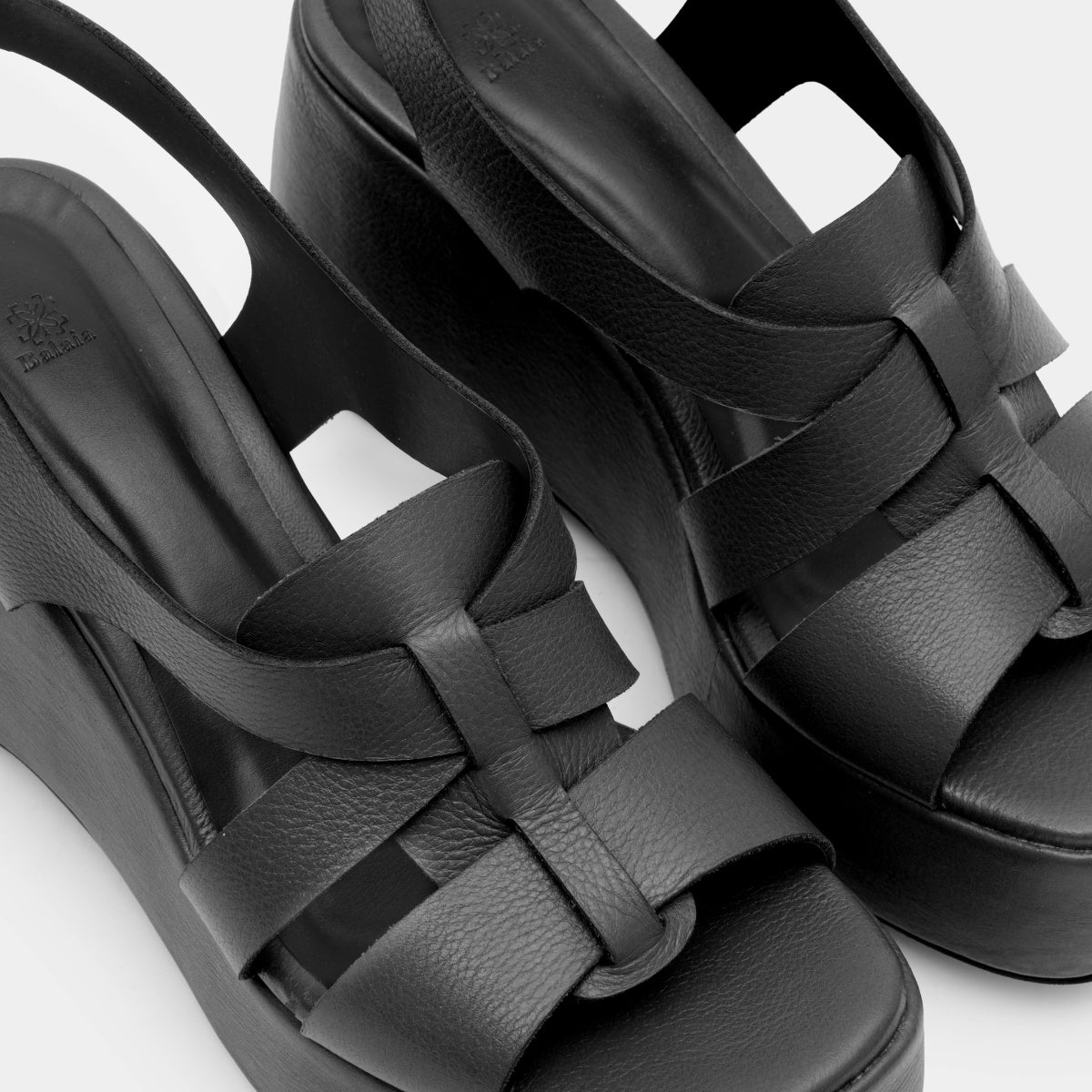 Sandália plataforma tiras preta