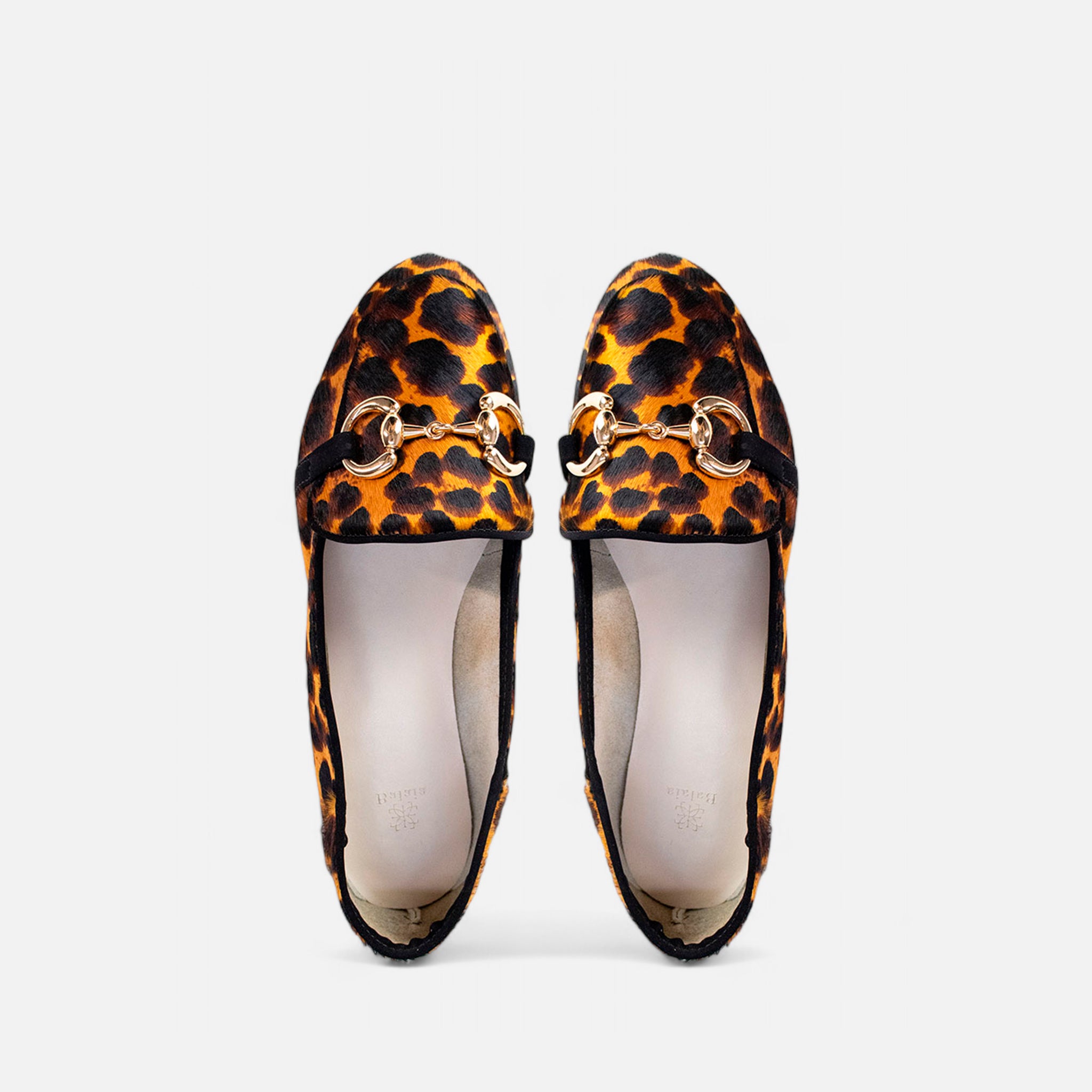 Mocassim com Detalhe em Metal em Couro Animal Caramelo