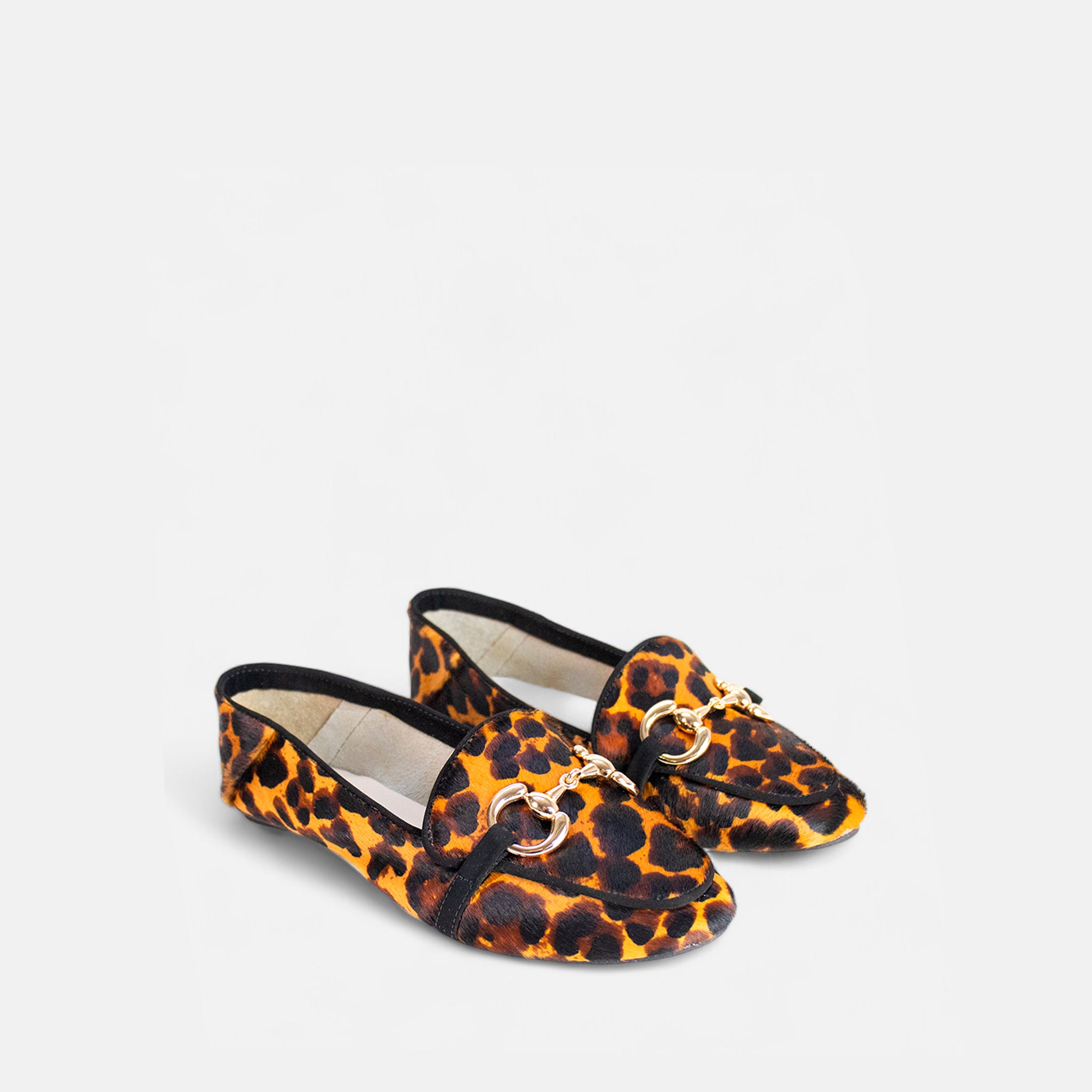 Mocassim com Detalhe em Metal em Couro Animal Caramelo