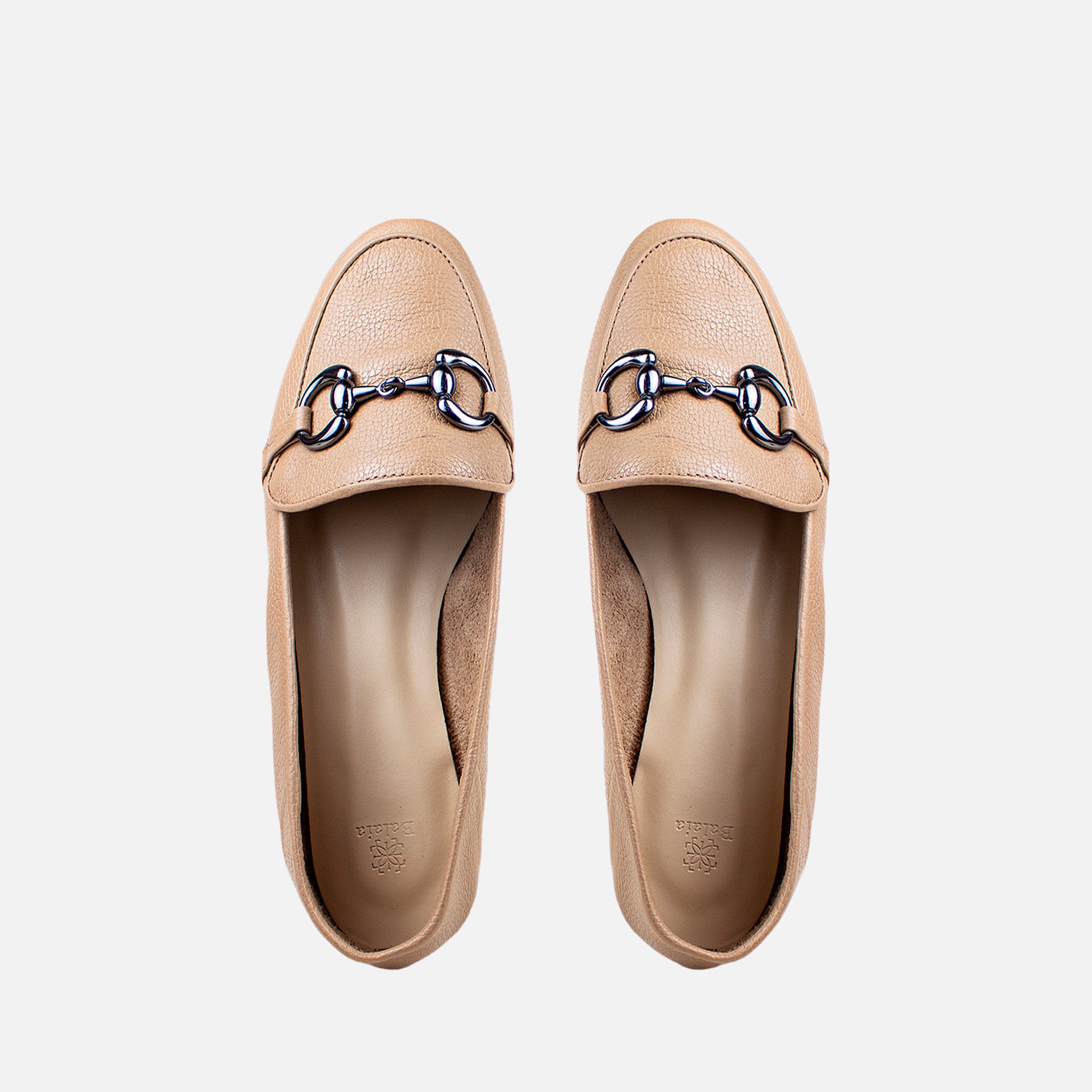 Mocassim com Detalhe em Metal em Couro Bege