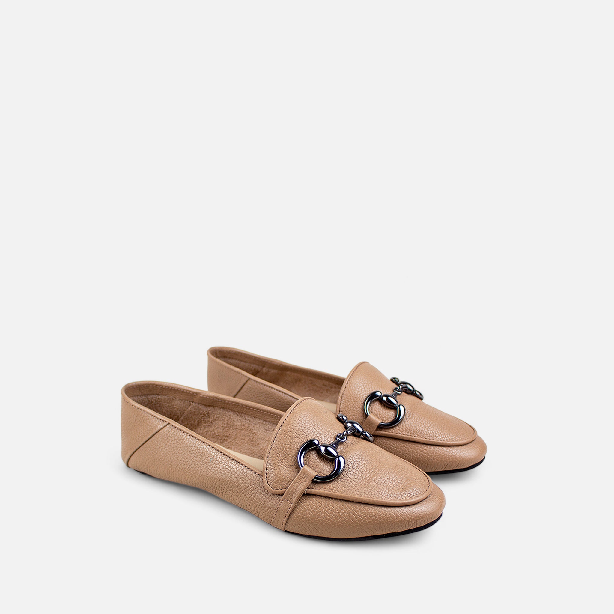 Mocassim com Detalhe em Metal em Couro Bege