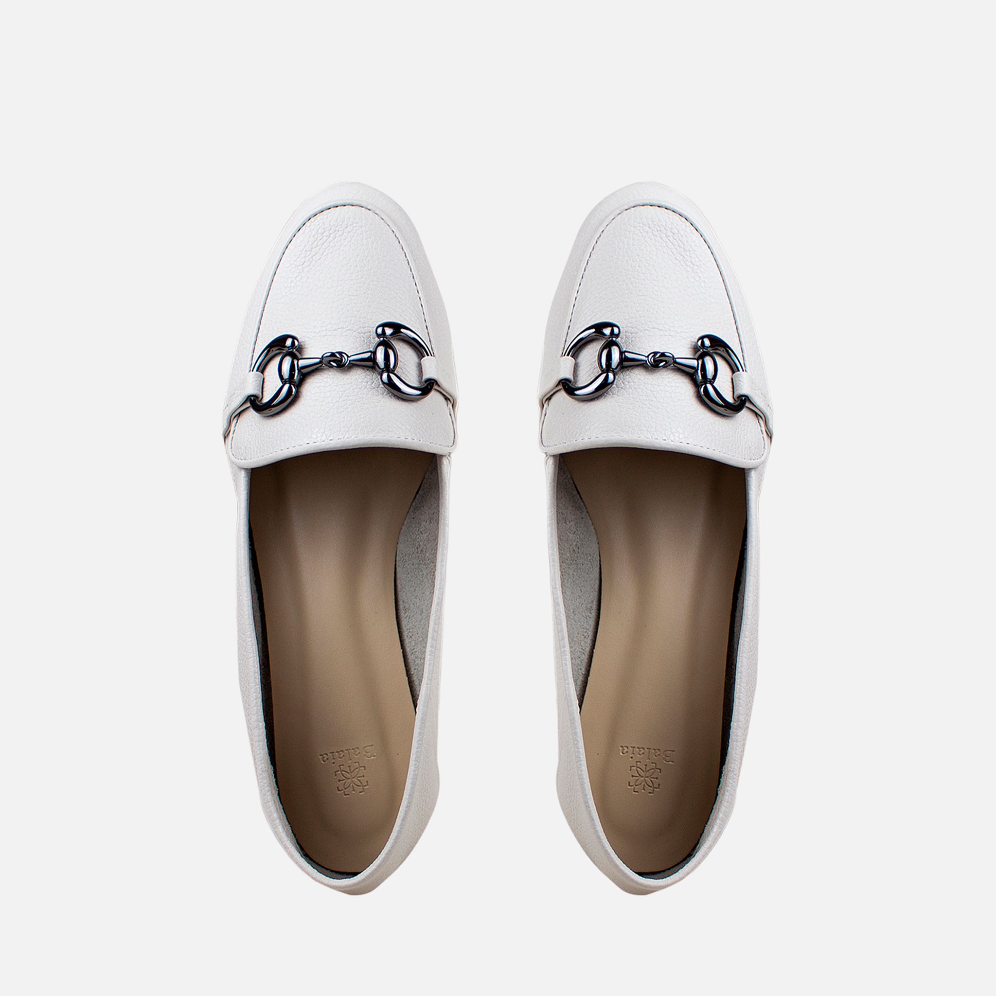 Mocassim com Detalhe em Metal em Couro Off White