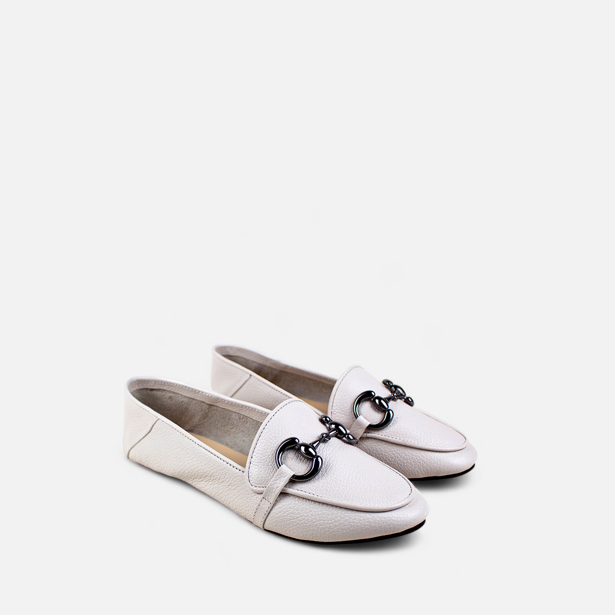Mocassim com Detalhe em Metal em Couro Off White