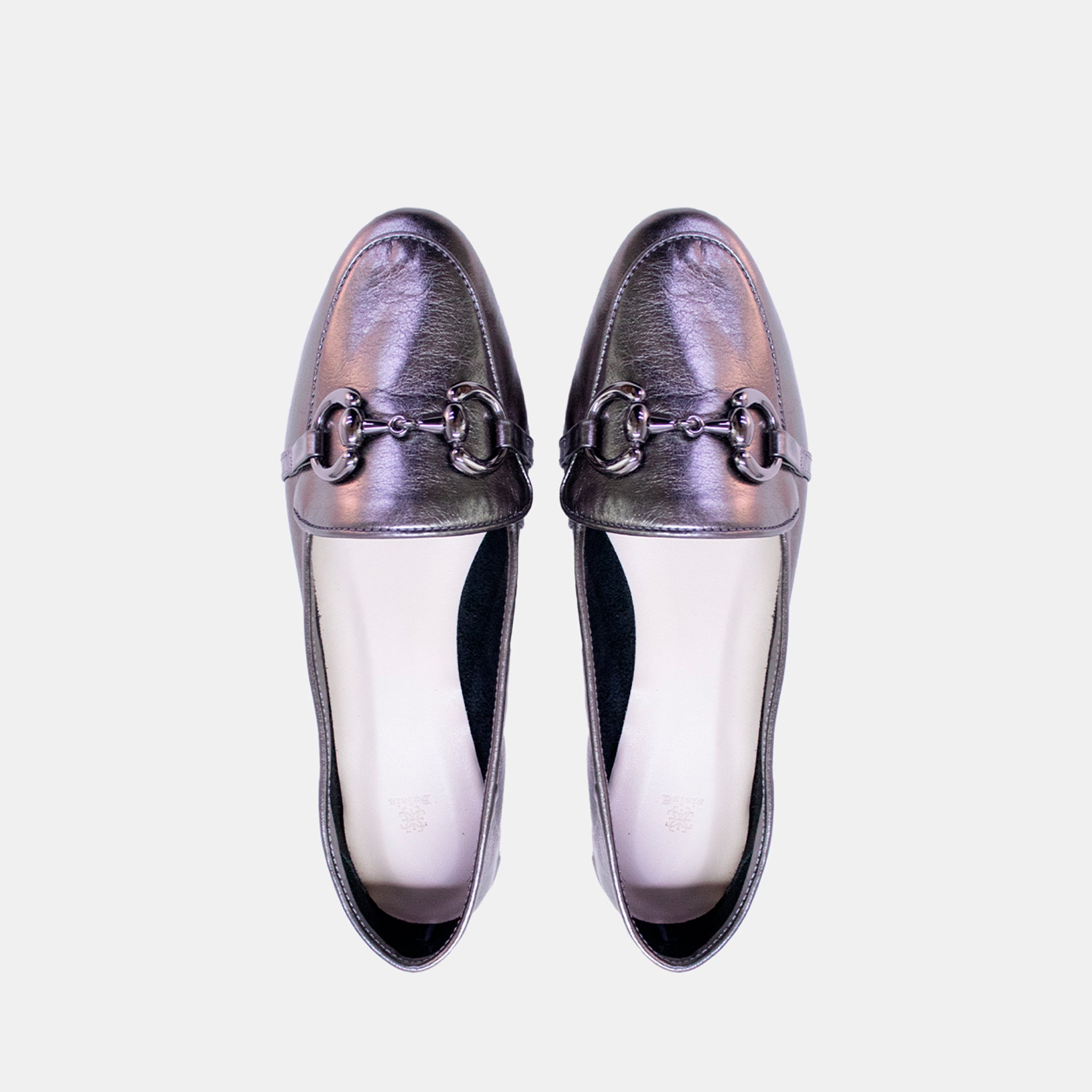 Mocassim com Detalhe em Metal em Couro Carbono