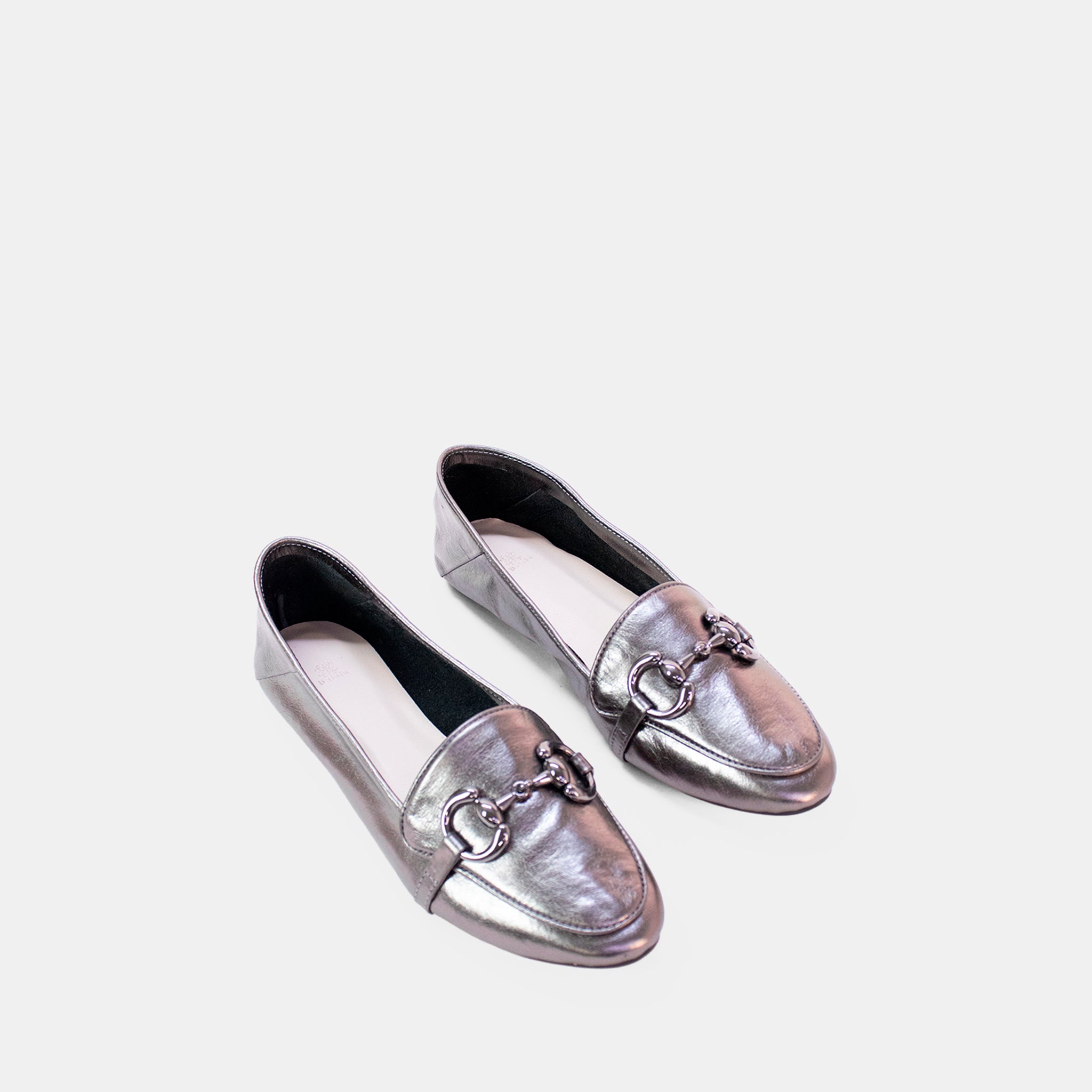 Mocassim com Detalhe em Metal em Couro Carbono