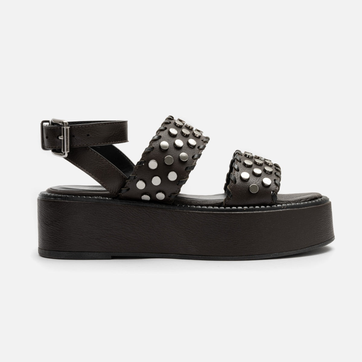 Flatform com Tachas em Couro Café