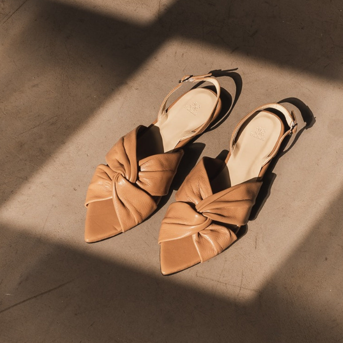 Slingback Tiras Entrelaçadas Pillow em Couro Bege