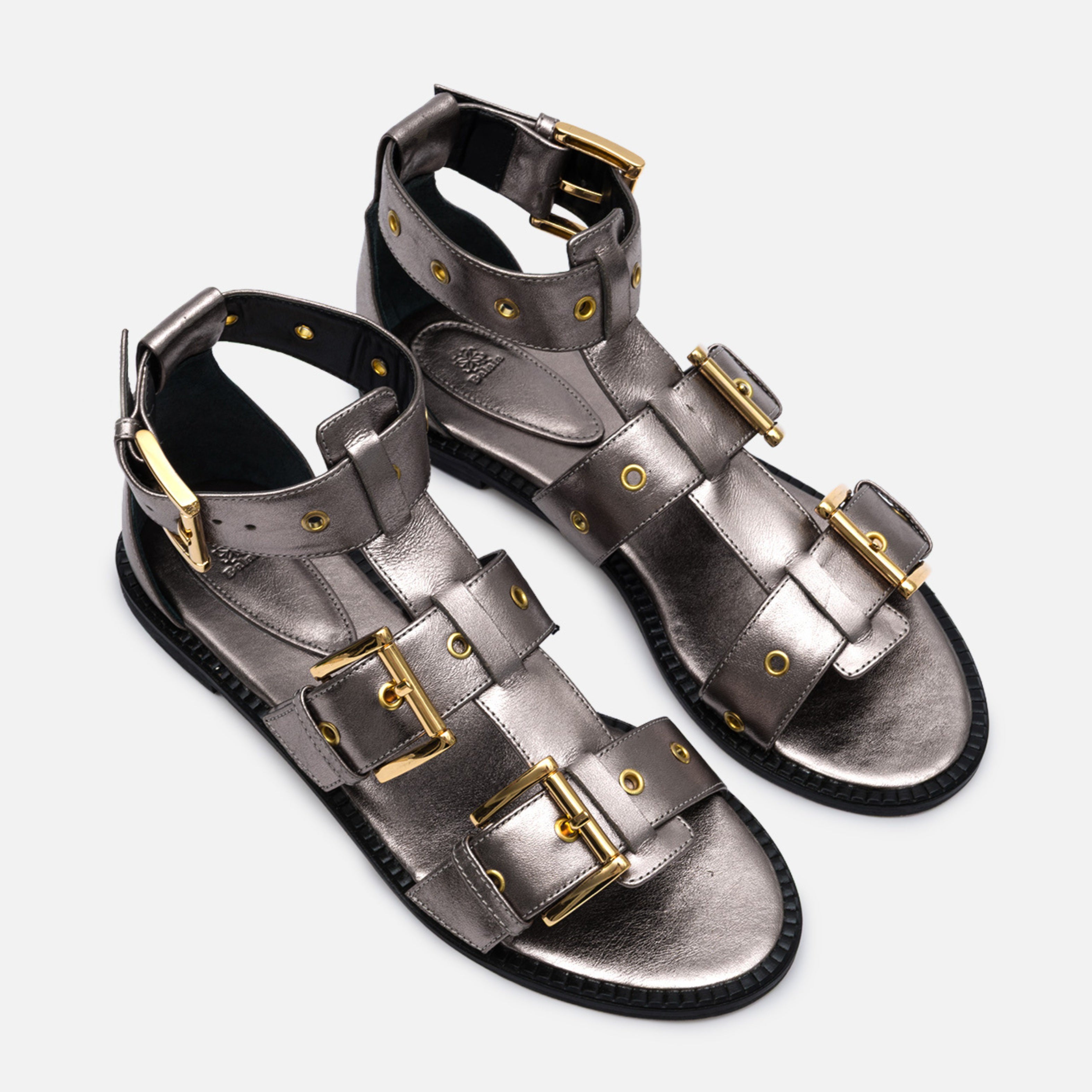 Sandália rasteira gladiadora em couro ônix com fivelas metálicas douradas