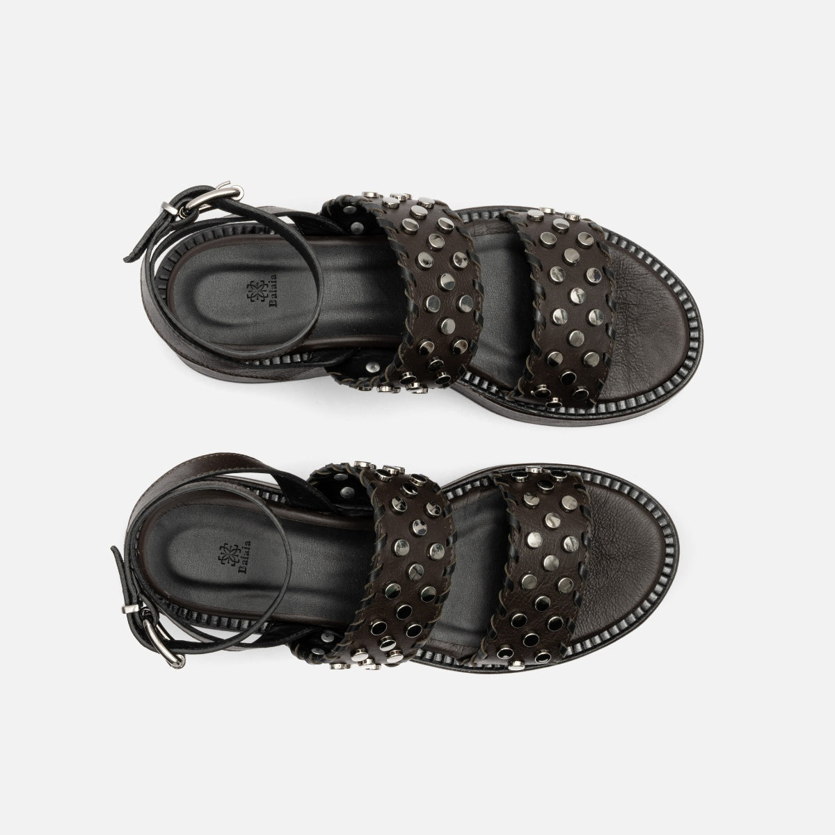 Flatform com Tachas em Couro Café