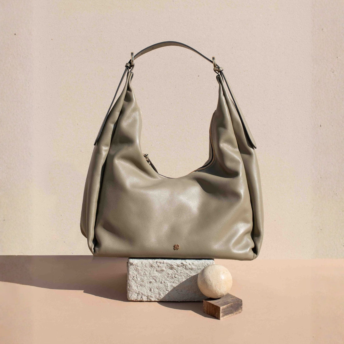 Bolsa Cleo hobo em couro khaki