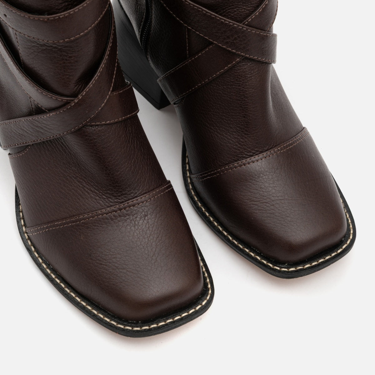 Bota Entrelaçada em Couro Café