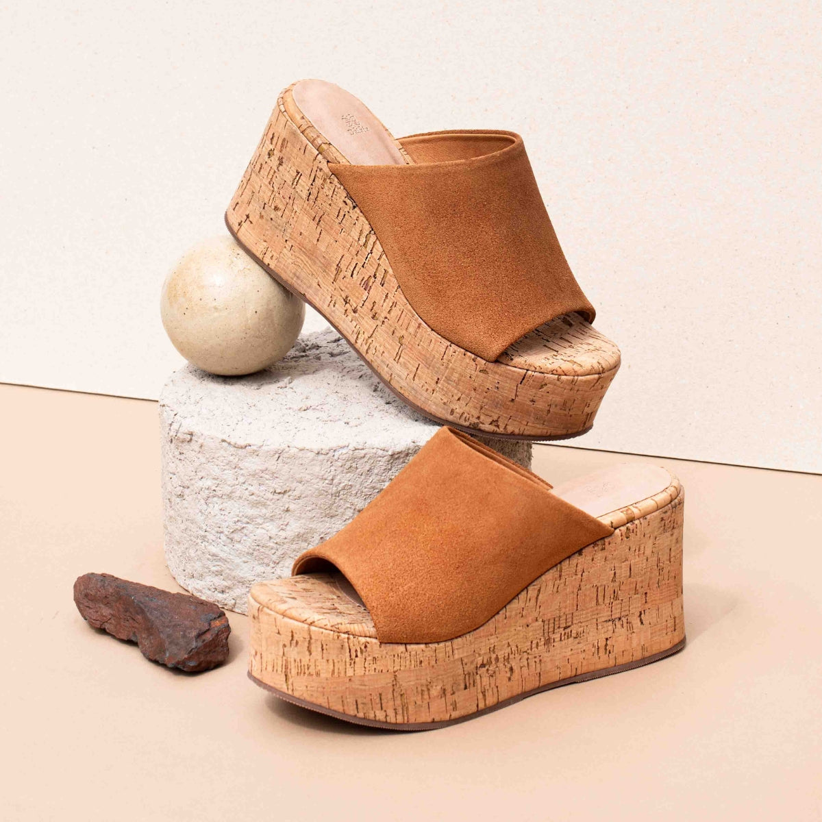 Tamanco plataforma em camurça