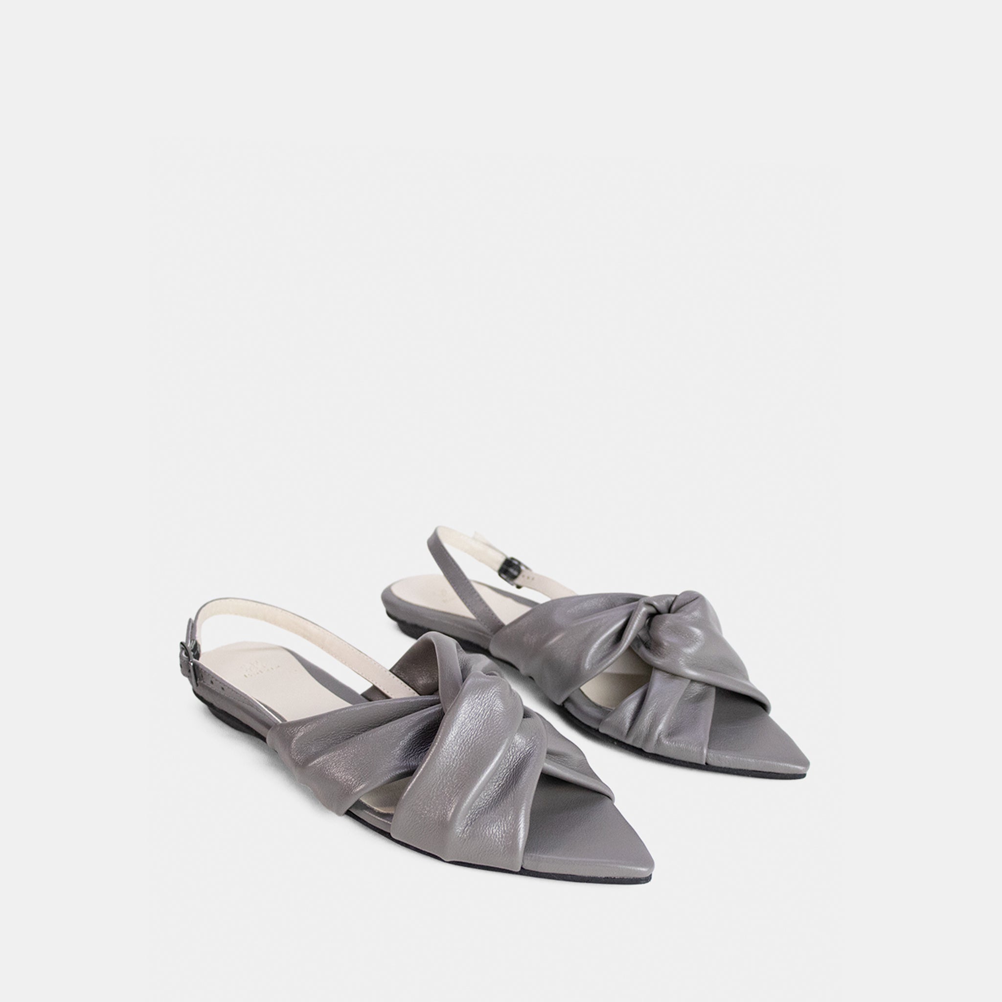 Slingback Tiras Entrelaçadas Pillow em Couro Cinza