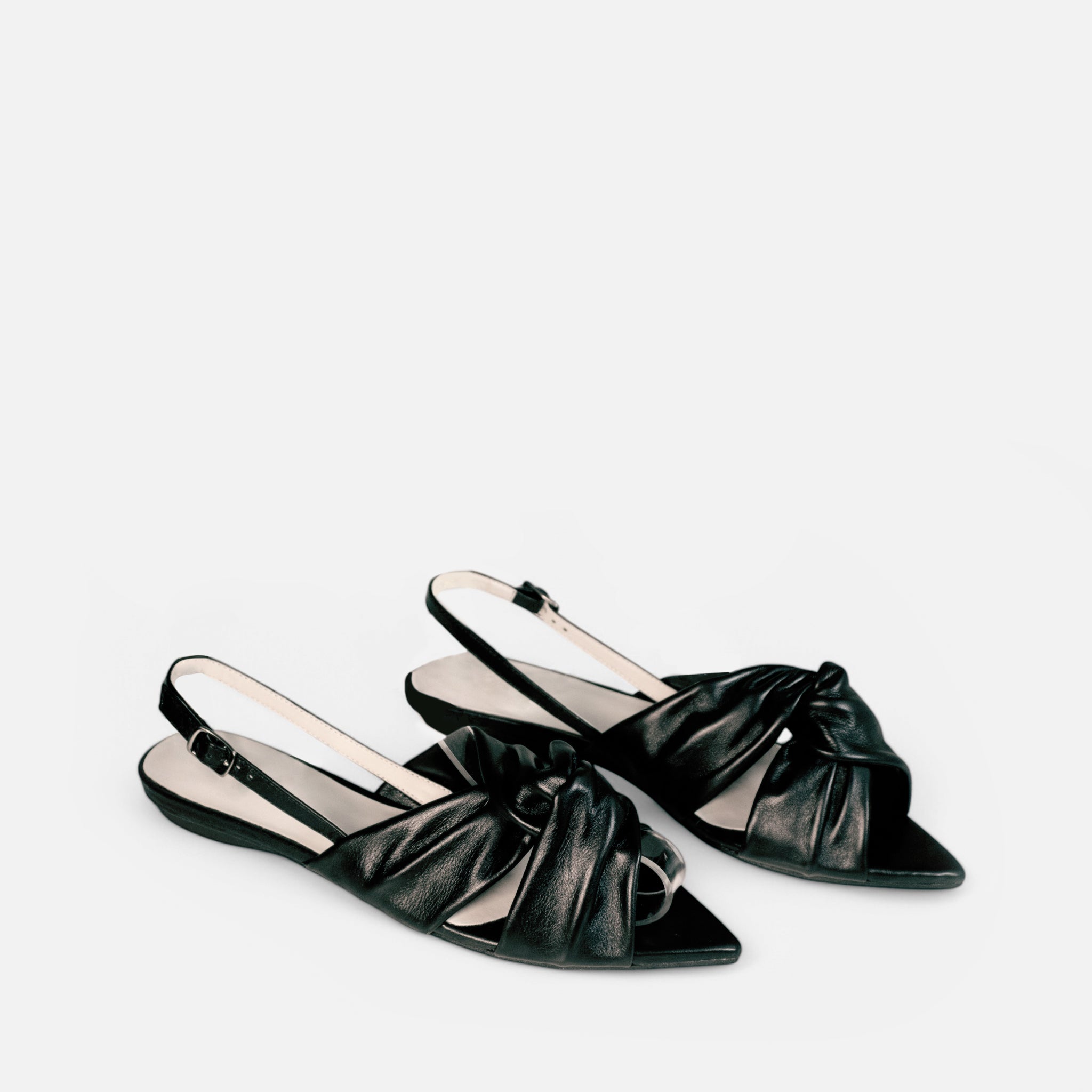 Slingback Tiras Entrelaçadas Pillow em Couro Preto