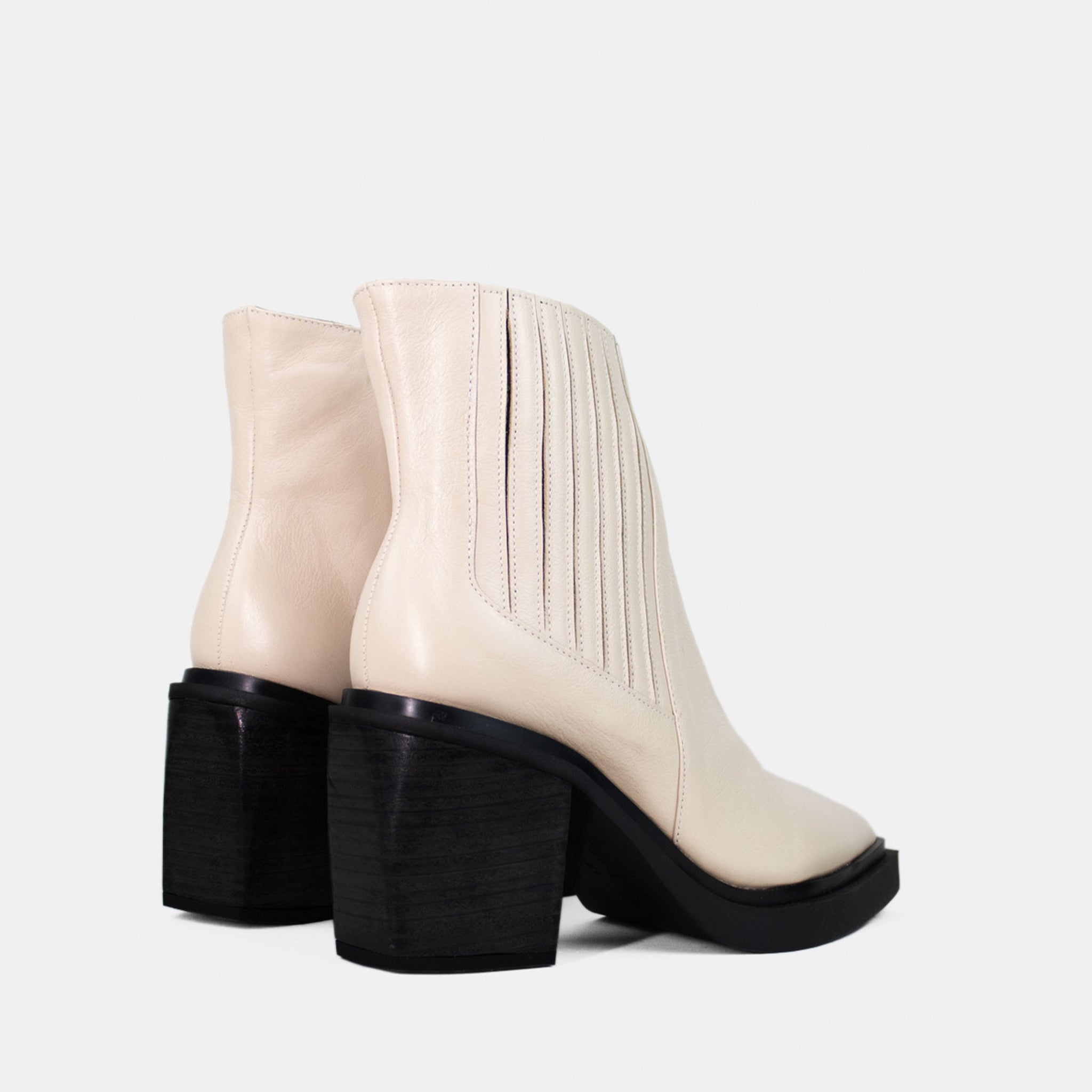 Bota Chelsea em Couro Off White