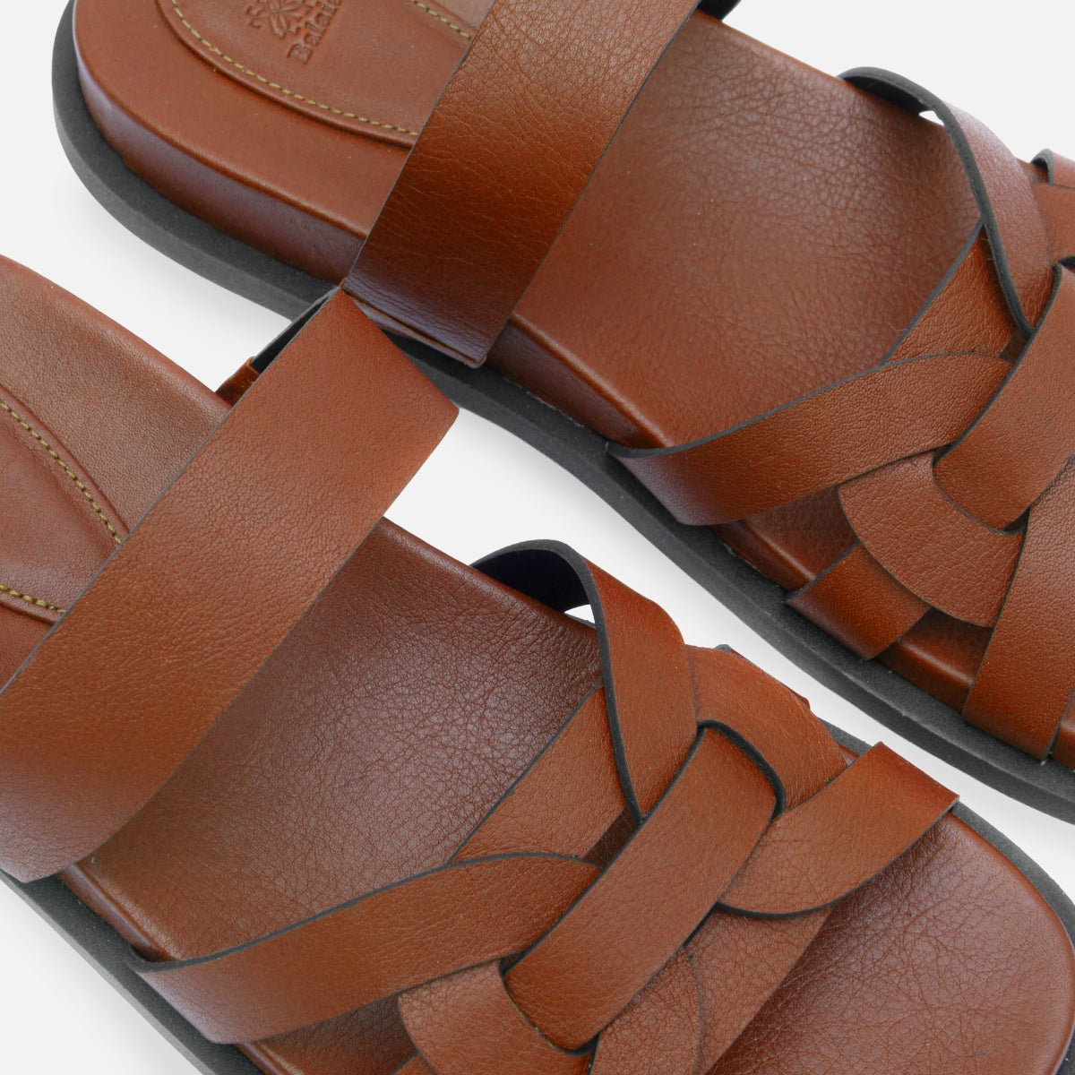 Papete em couro carmel com alças cruzadas