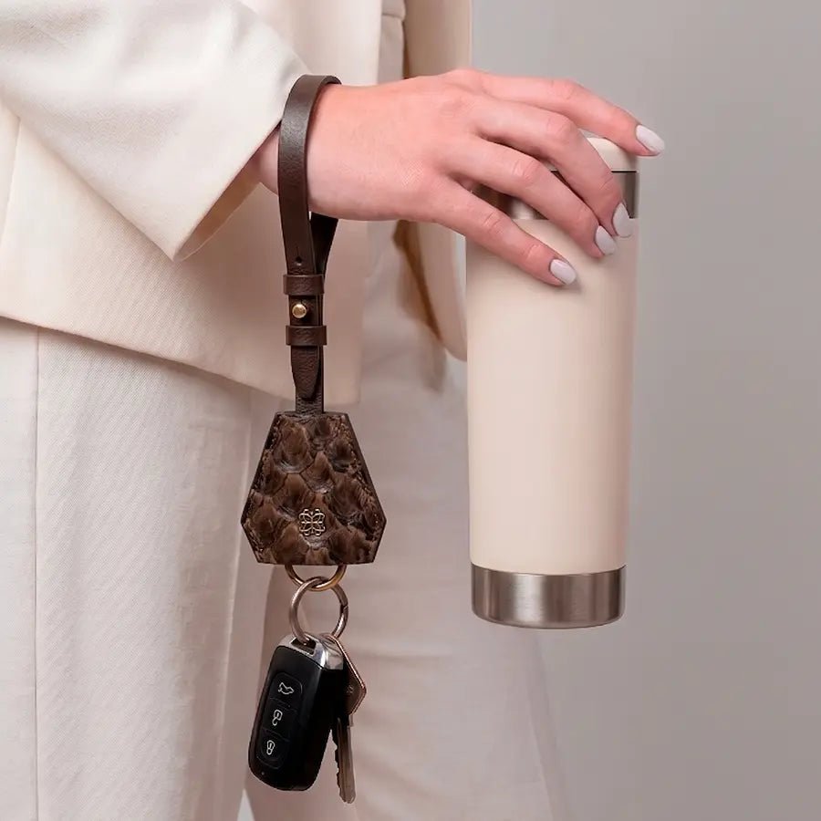 Bag Charm Multifuncional em Couro Pirarucu Café - Balaia