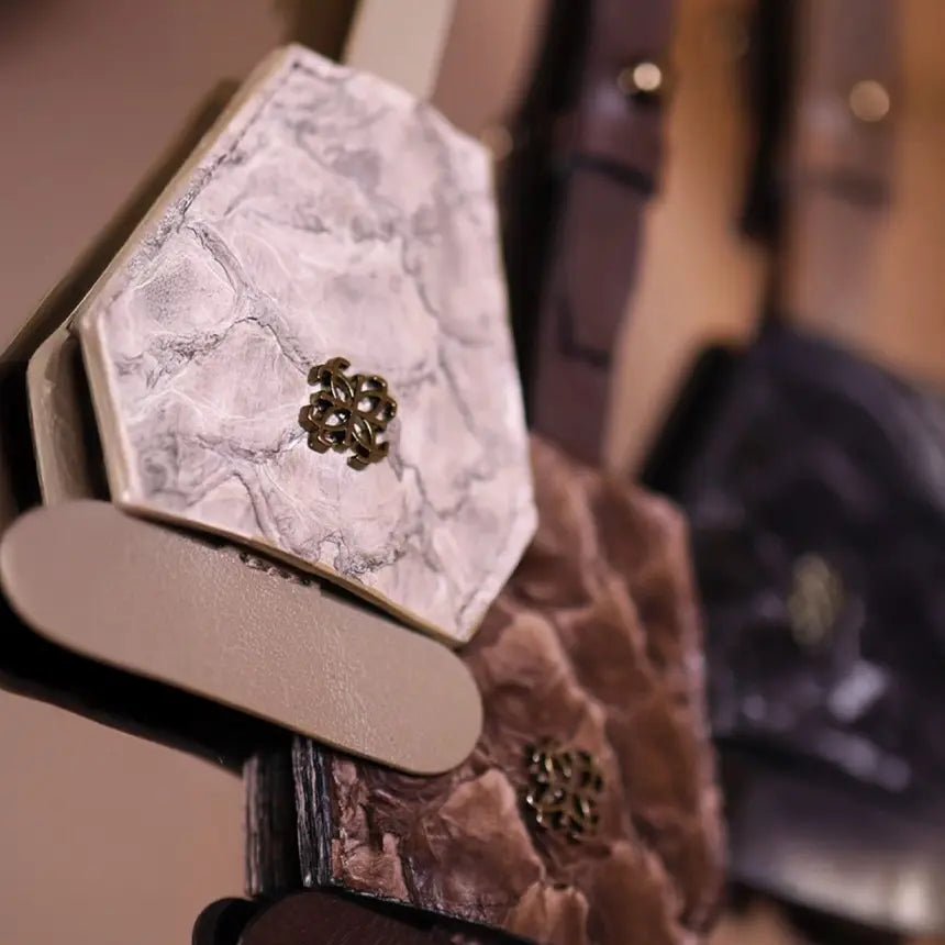 Bag Charm Multifuncional em Couro Pirarucu Cinza - Balaia