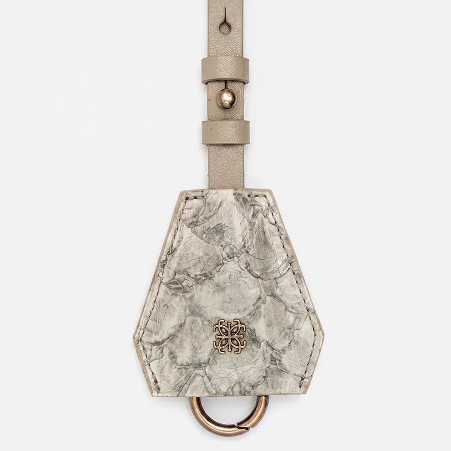 Bag Charm Multifuncional em Couro Pirarucu Cinza - Balaia