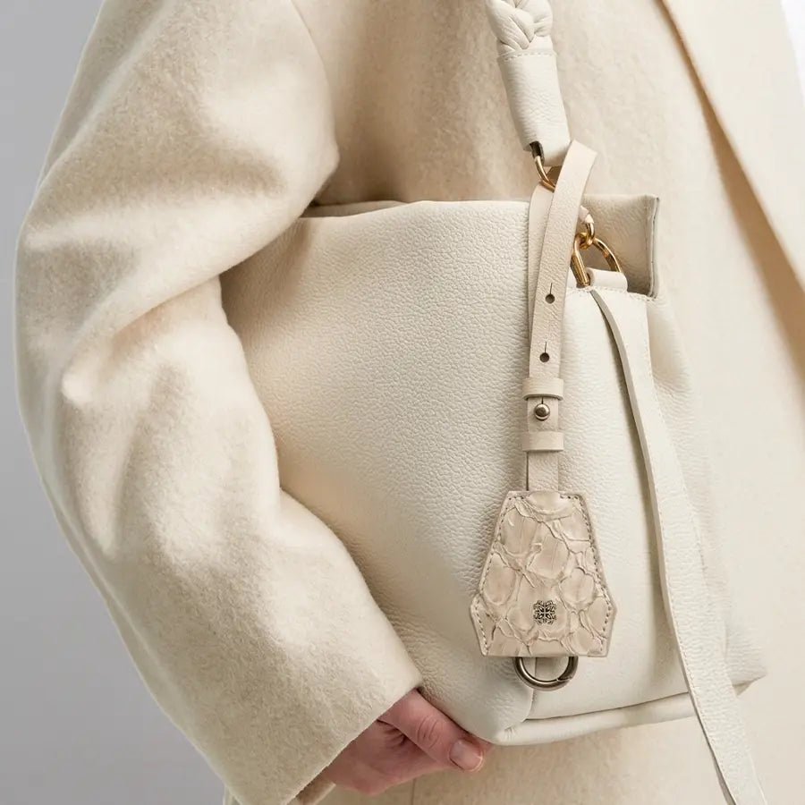 Bag Charm Multifuncional em Couro Pirarucu Off White - Balaia