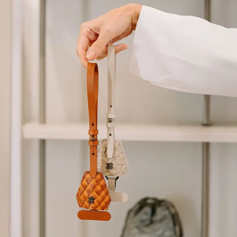 Bag Charm Multifuncional em Couro Pirarucu Off White - Balaia